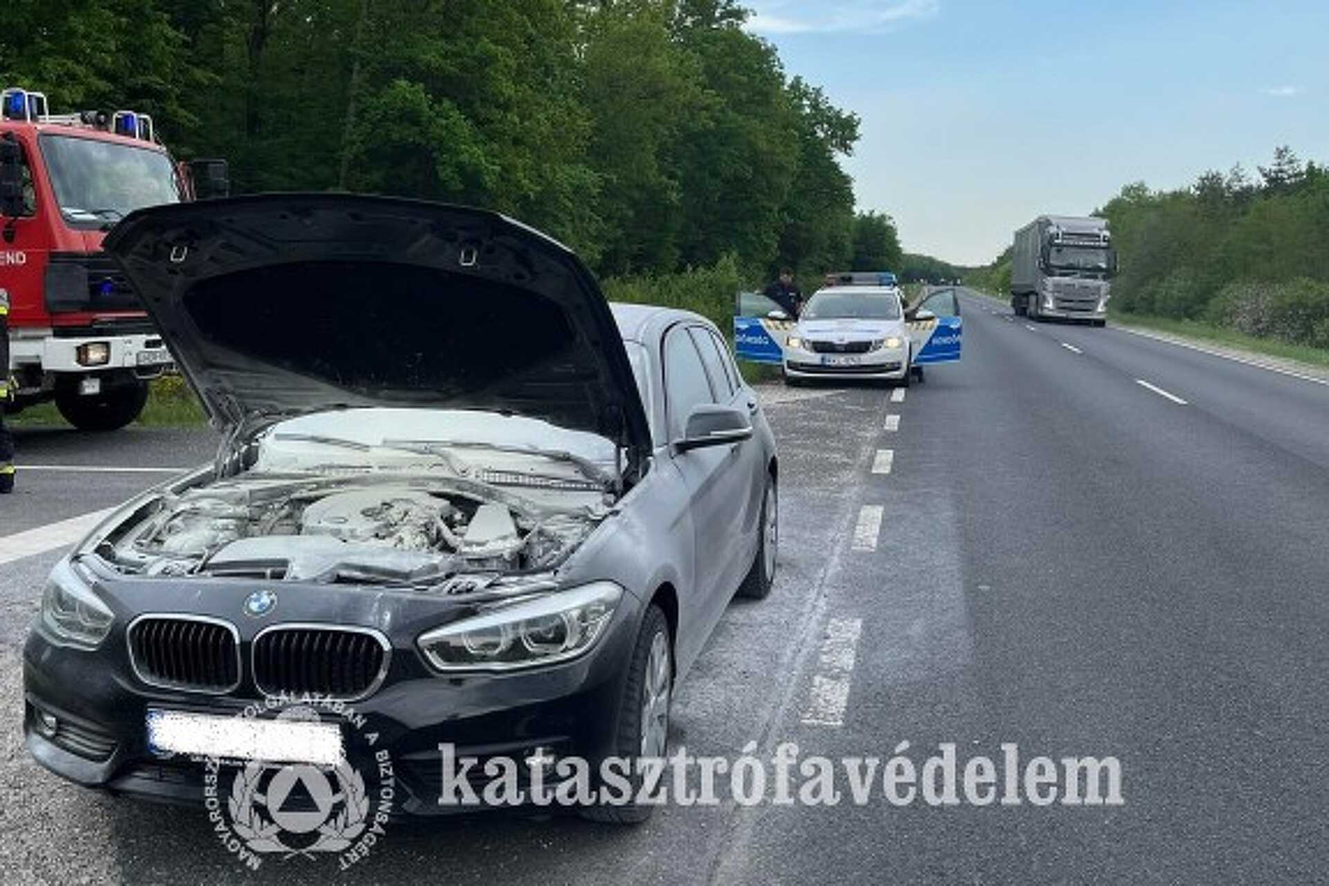 Kigyulladt egy személyautó motortere Nádasdon