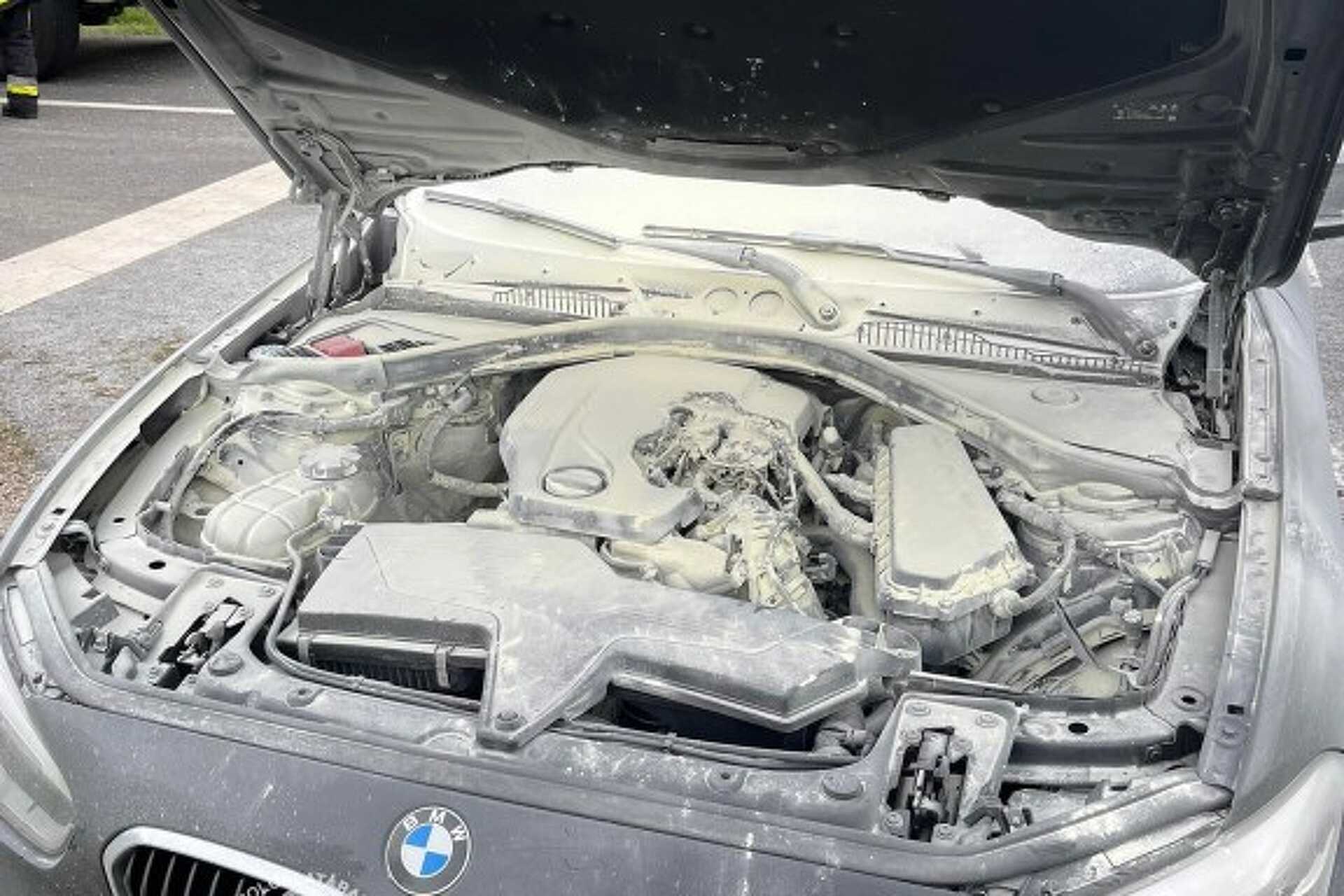 Kigyulladt egy személyautó motortere Nádasdon