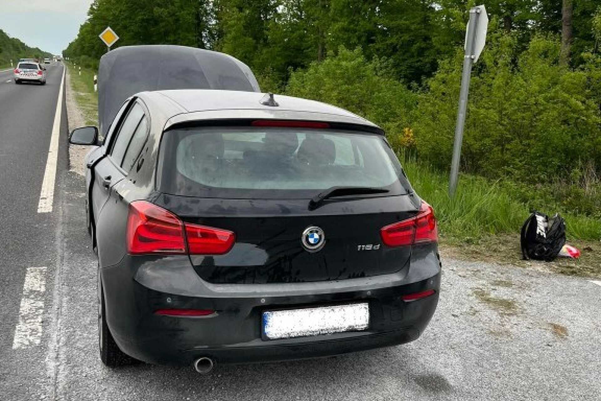 Kigyulladt egy személyautó motortere Nádasdon