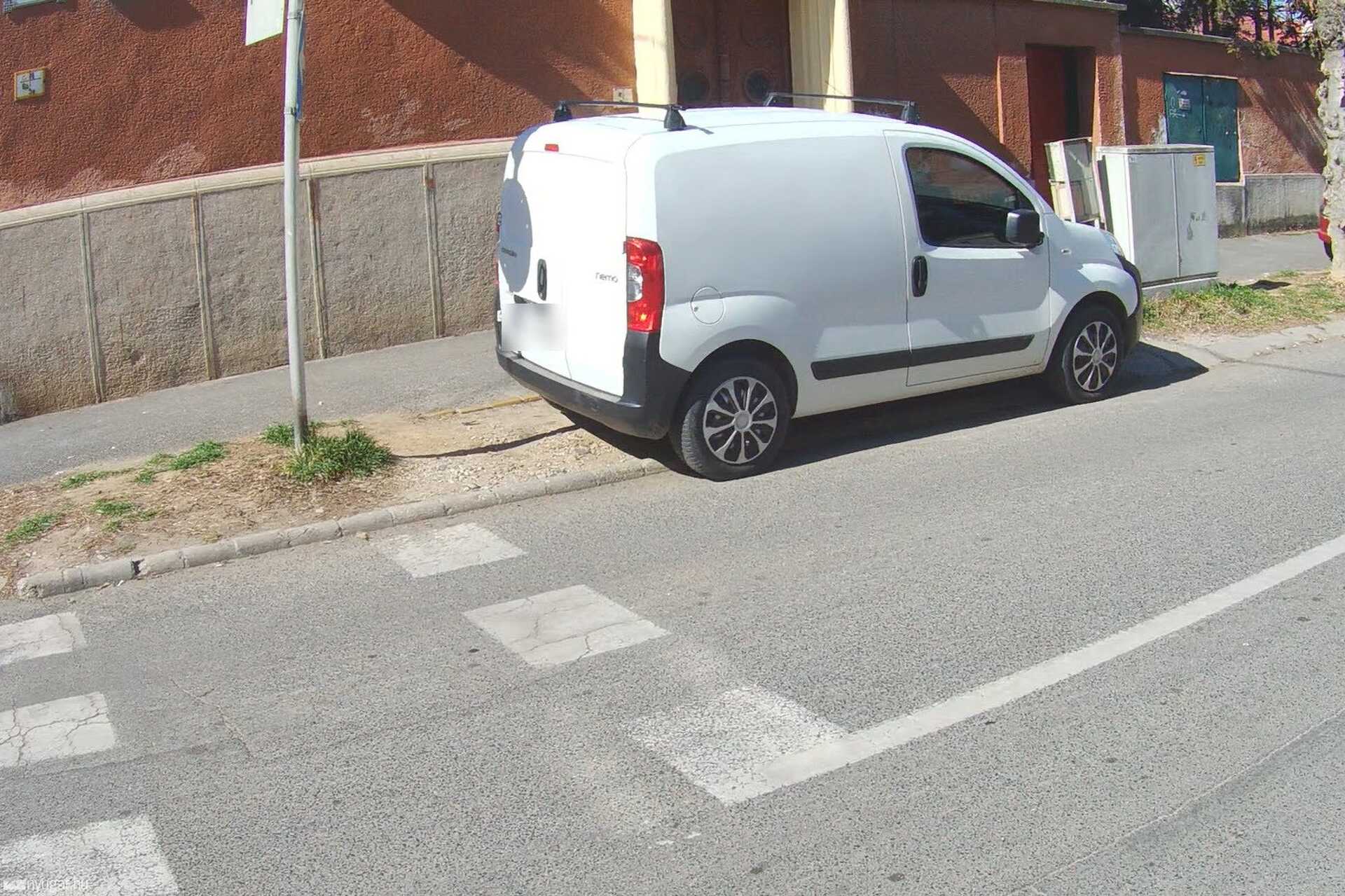 Szabálytalan és kreatív parkolások Szombathelyen