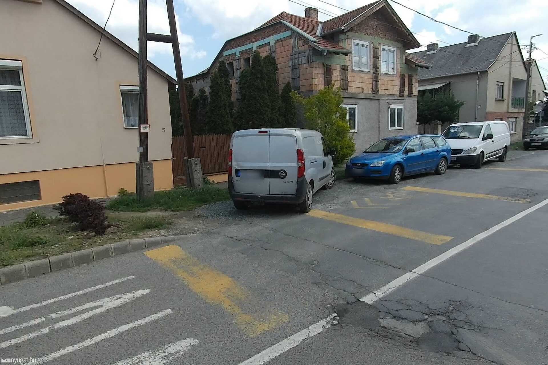 Szabálytalan és kreatív parkolások Szombathelyen