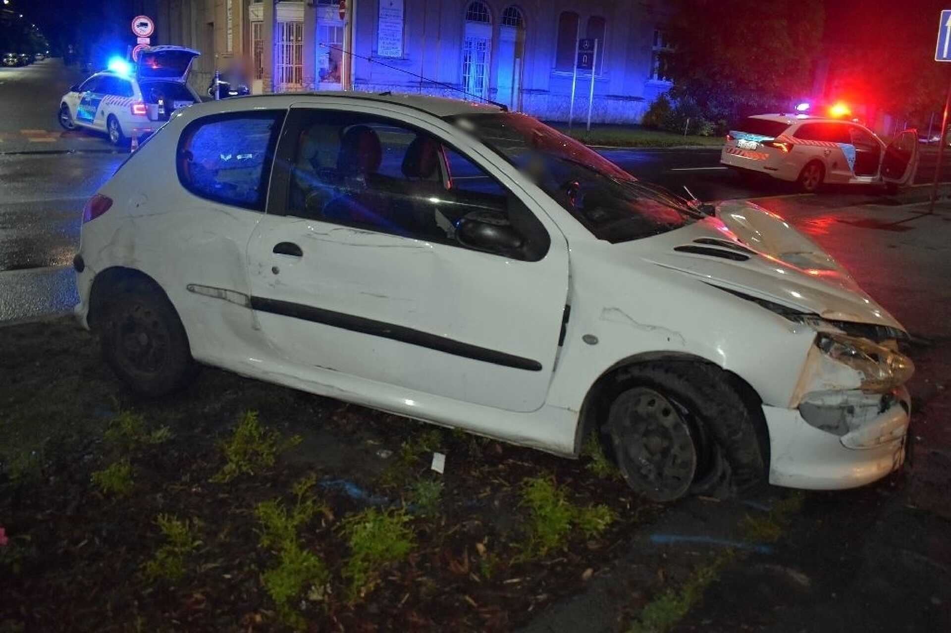 Étterembe hajtott egy ittas autós Zalaegerszegen