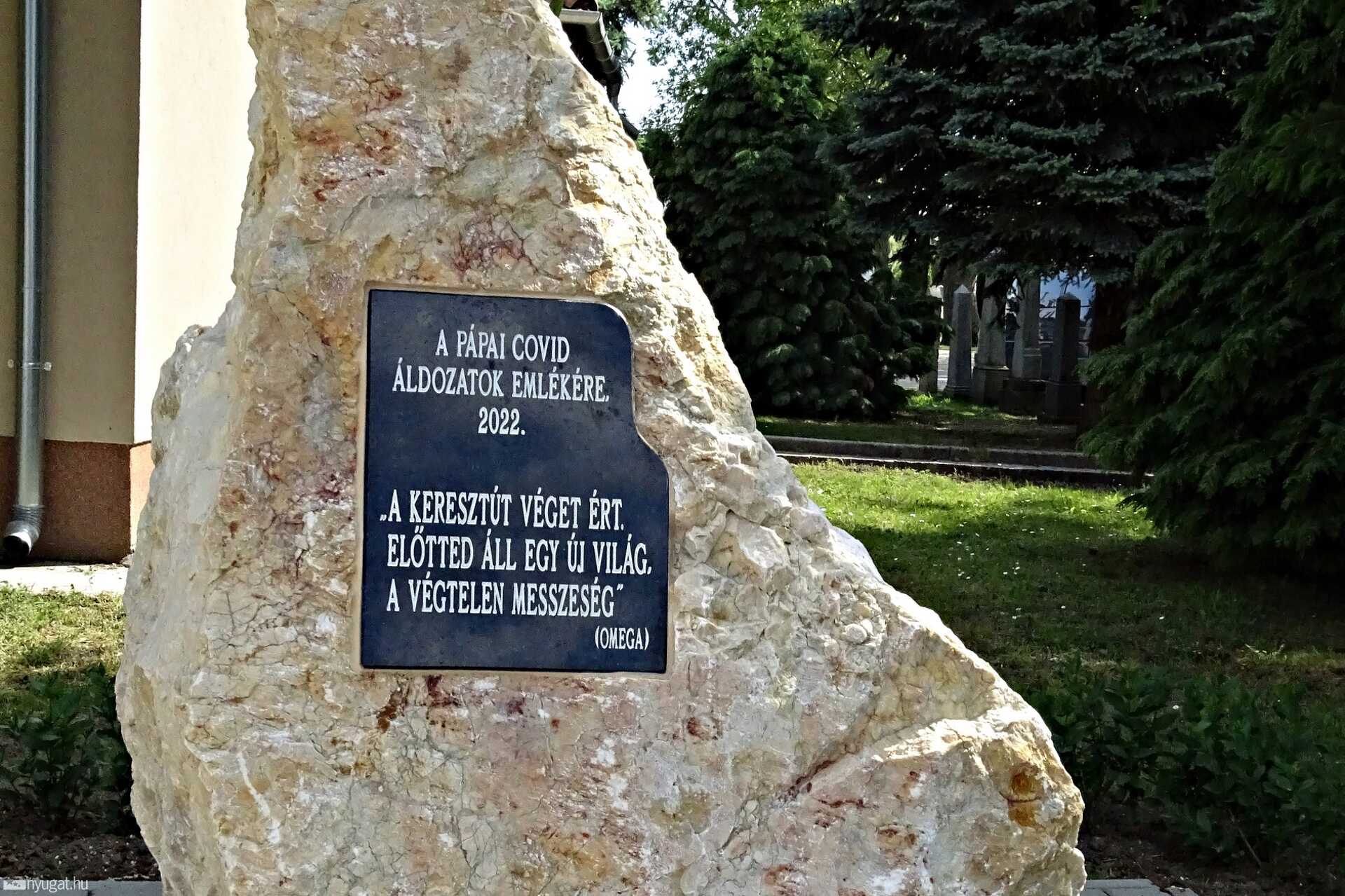 Pápán emlékkő őrzi a Covidban elhunytak emlékét