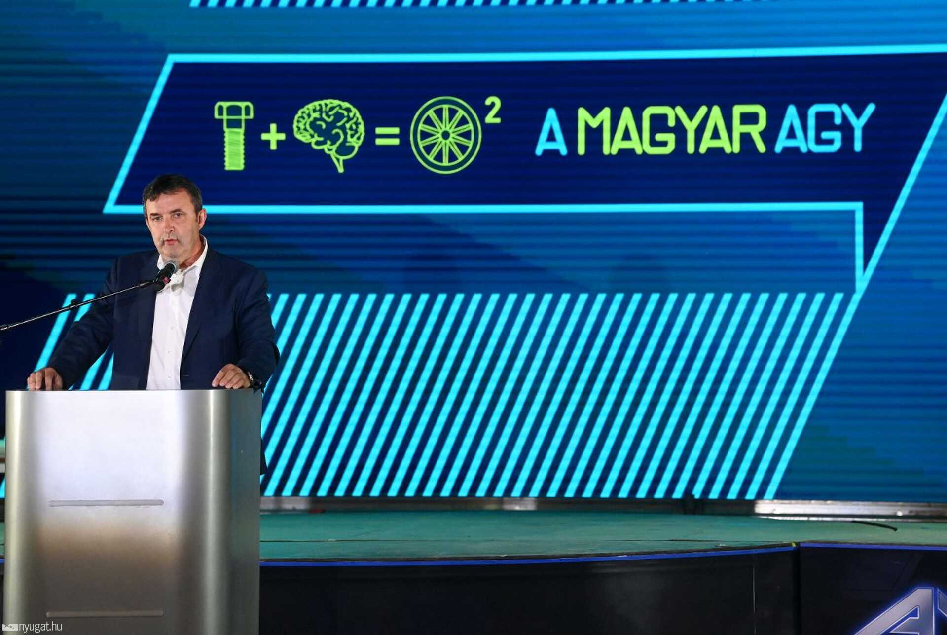 Palkovics László technológiai és ipari miniszter beszédet mond az Automobil és Tuning Show autókiállítás megnyitóján a budapesti Hungexpón 2022. május 27-én. 