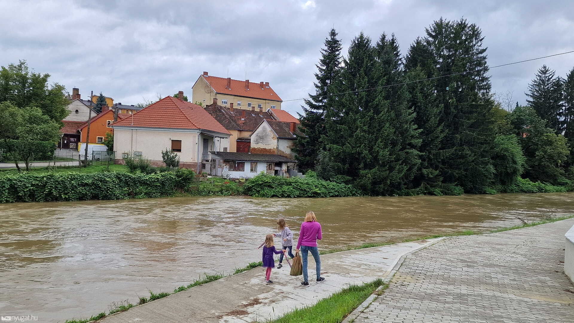 Az áradó Rába a levegőből Szentgotthárdnál (videó) - a város polgármesterének nyilatkozatával
