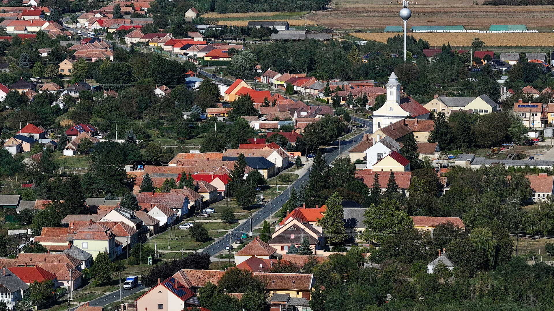 Kenyerit nem érték el a lángok, köszönhetően a nagy erőkkel védekező tűzoltóknak és civileknek