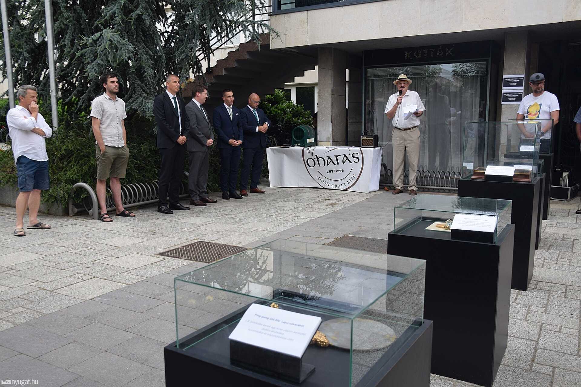 Bloomsday 2022, T. Takács kiállítás, sörcsapolás
