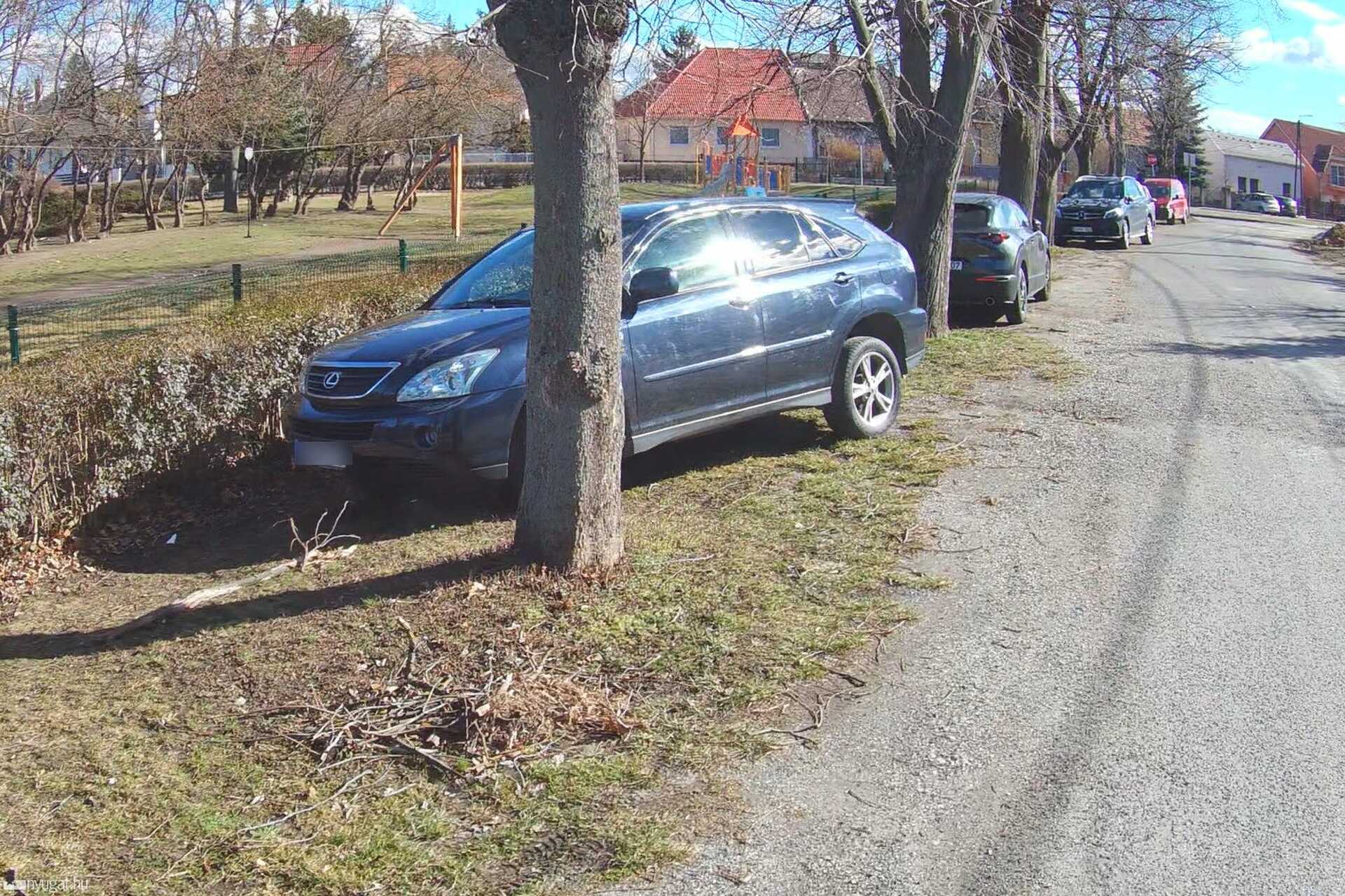 Szabálytalan és kreatív parkolások Szombathelyen: zöldterületek