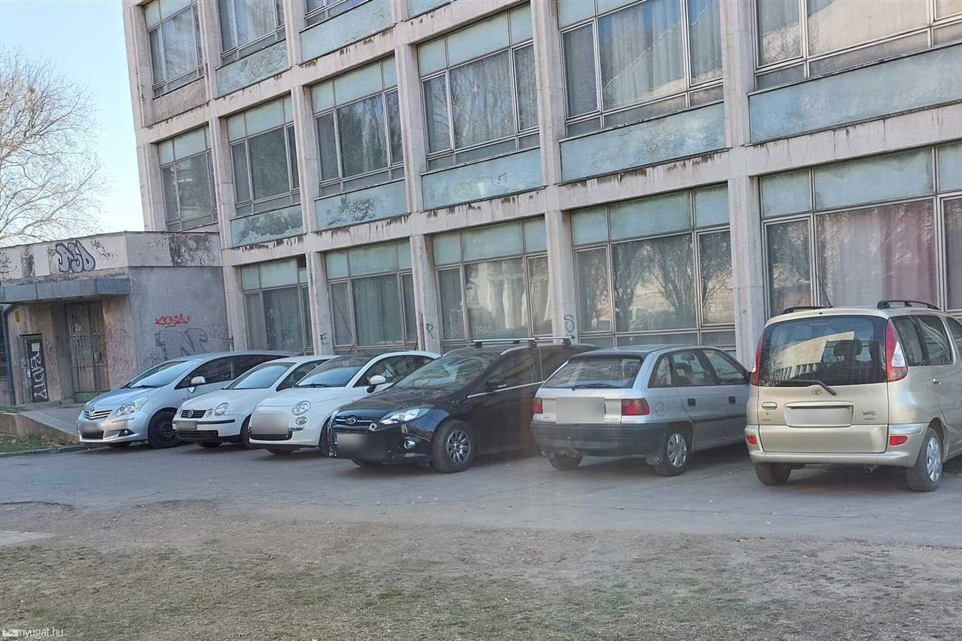 Szabálytalan és kreatív parkolások Szombathelyen: zöldterületek