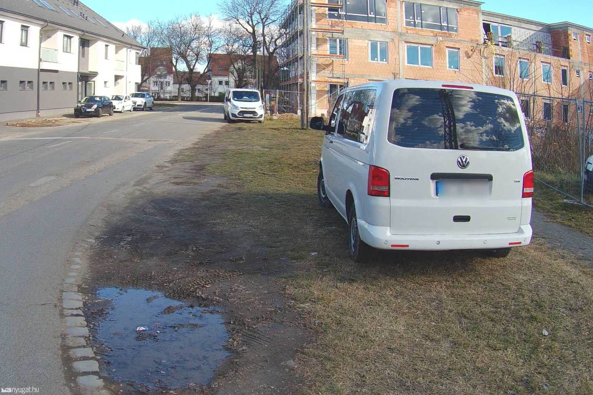 Szabálytalan és kreatív parkolások Szombathelyen