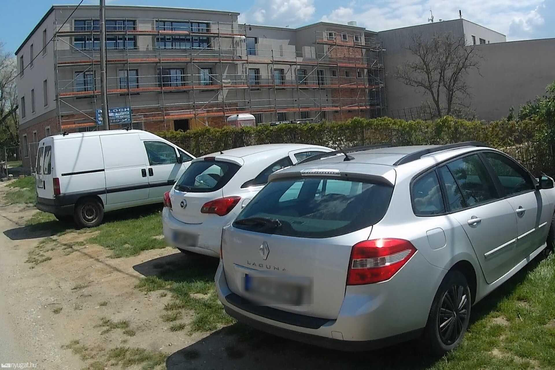 Szabálytalan és kreatív parkolások Szombathelyen