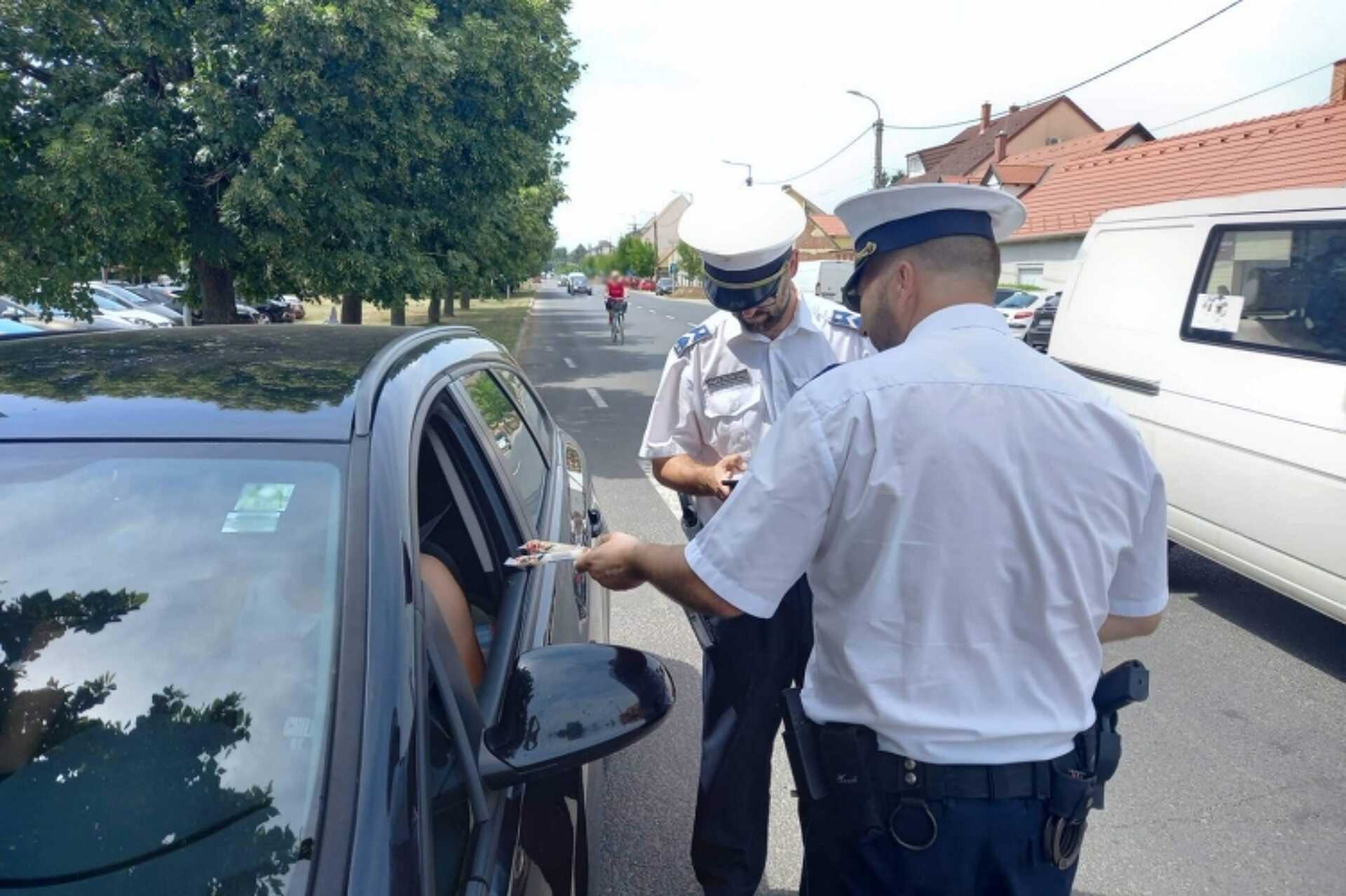 Jégkrémet oszt a rendőrség Sárváron