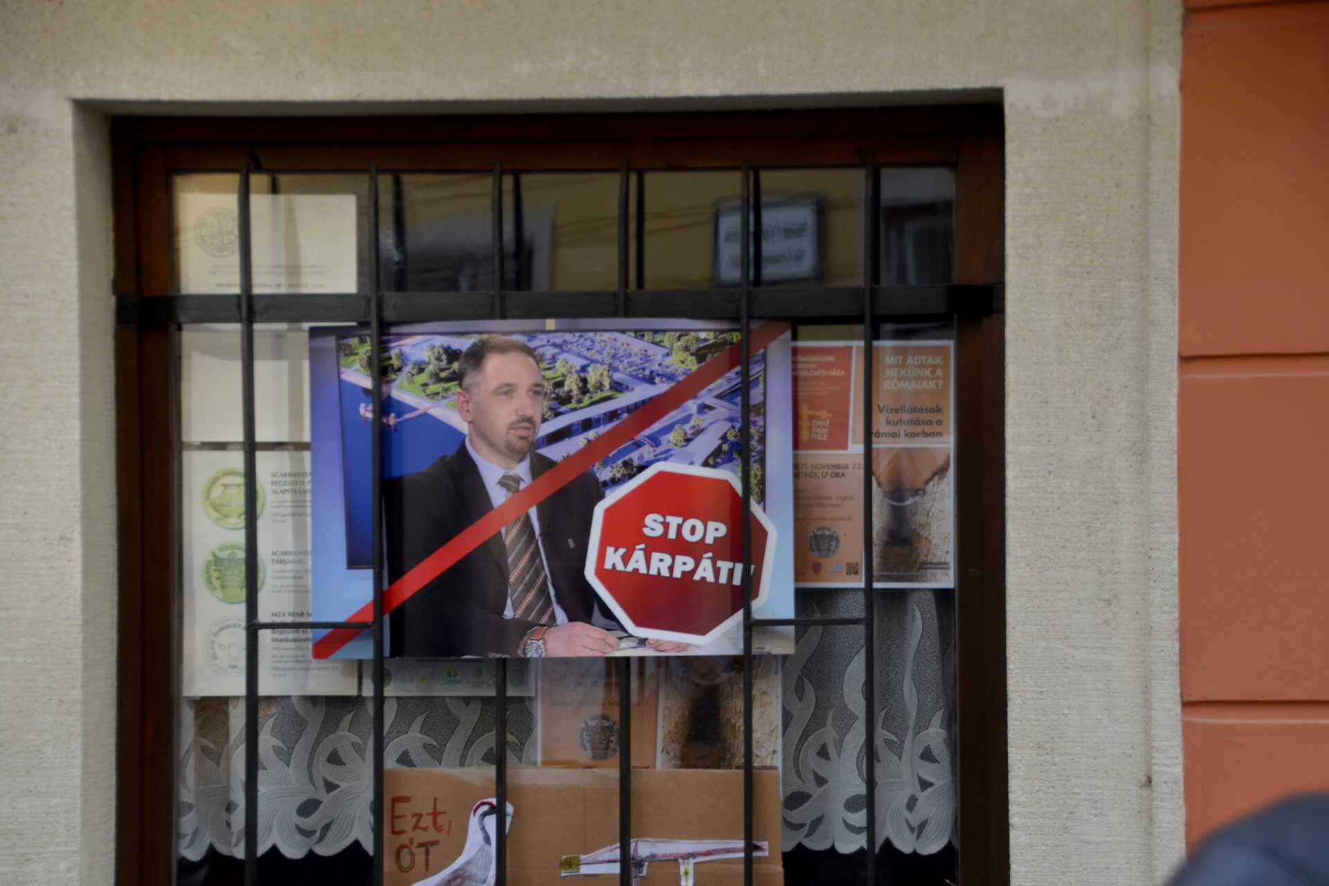 A beruházás ellen tüntető zöldek egyik plakátja. Építkezés egyelőre nem lesz. De mi lesz a tóval?