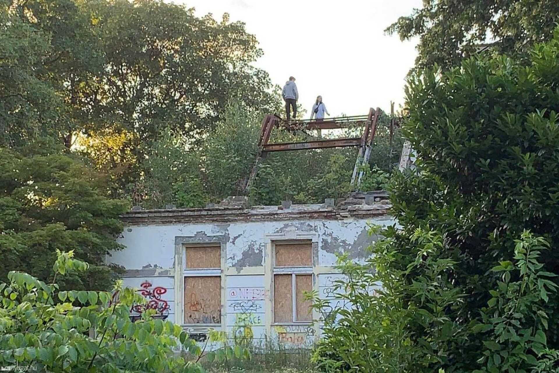 Fiatalok a volt Brenner-villa tetején