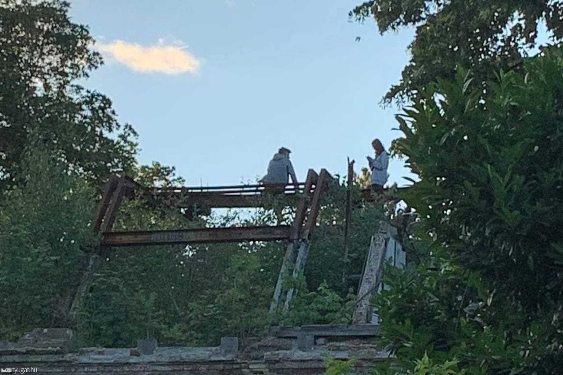 Fiatalok a volt Brenner-villa tetején