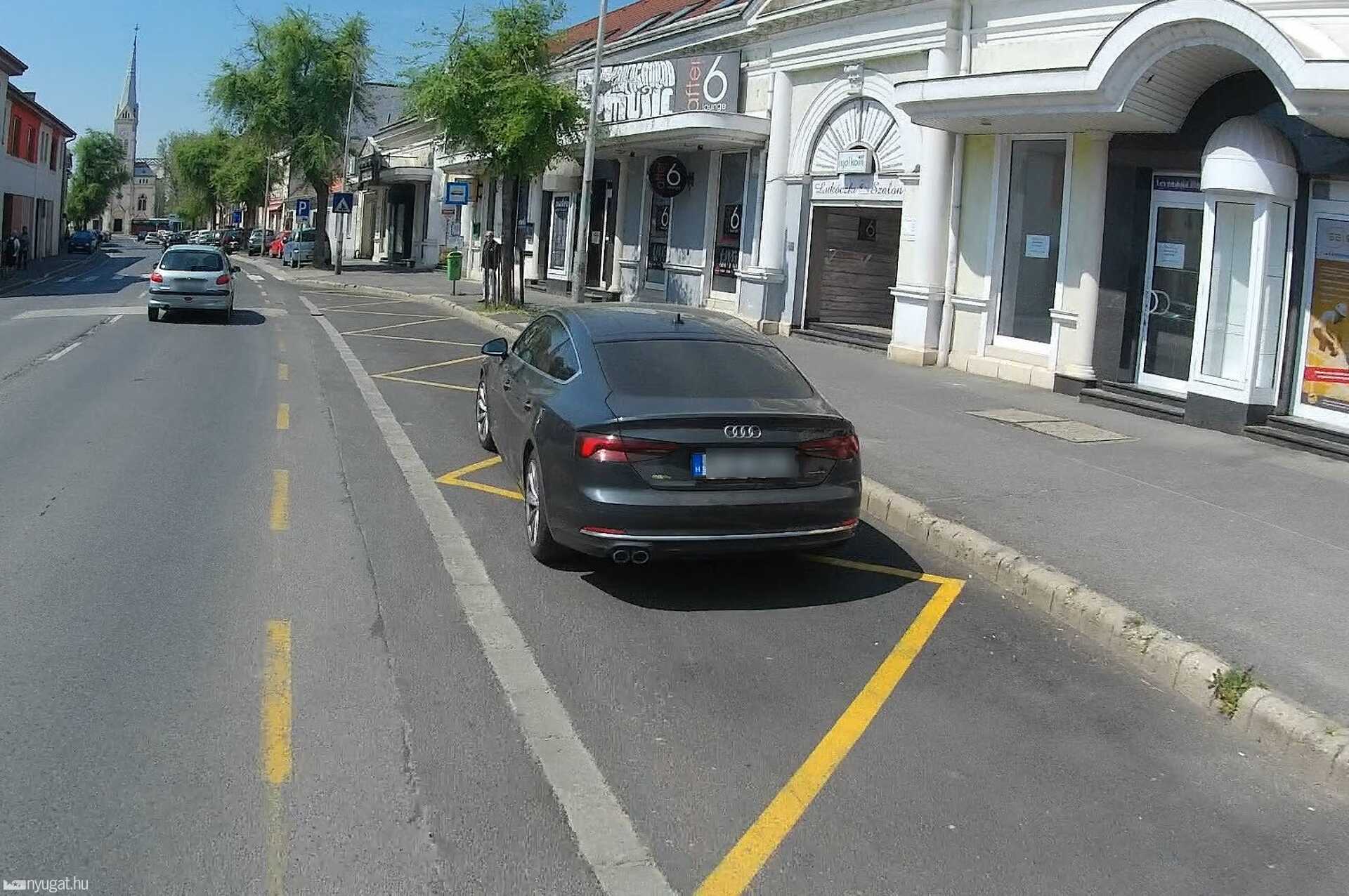 Szabálytalan és kreatív parkolások Szombathelyen: az utánfutós gyalogos és egyéb nyalánkságok