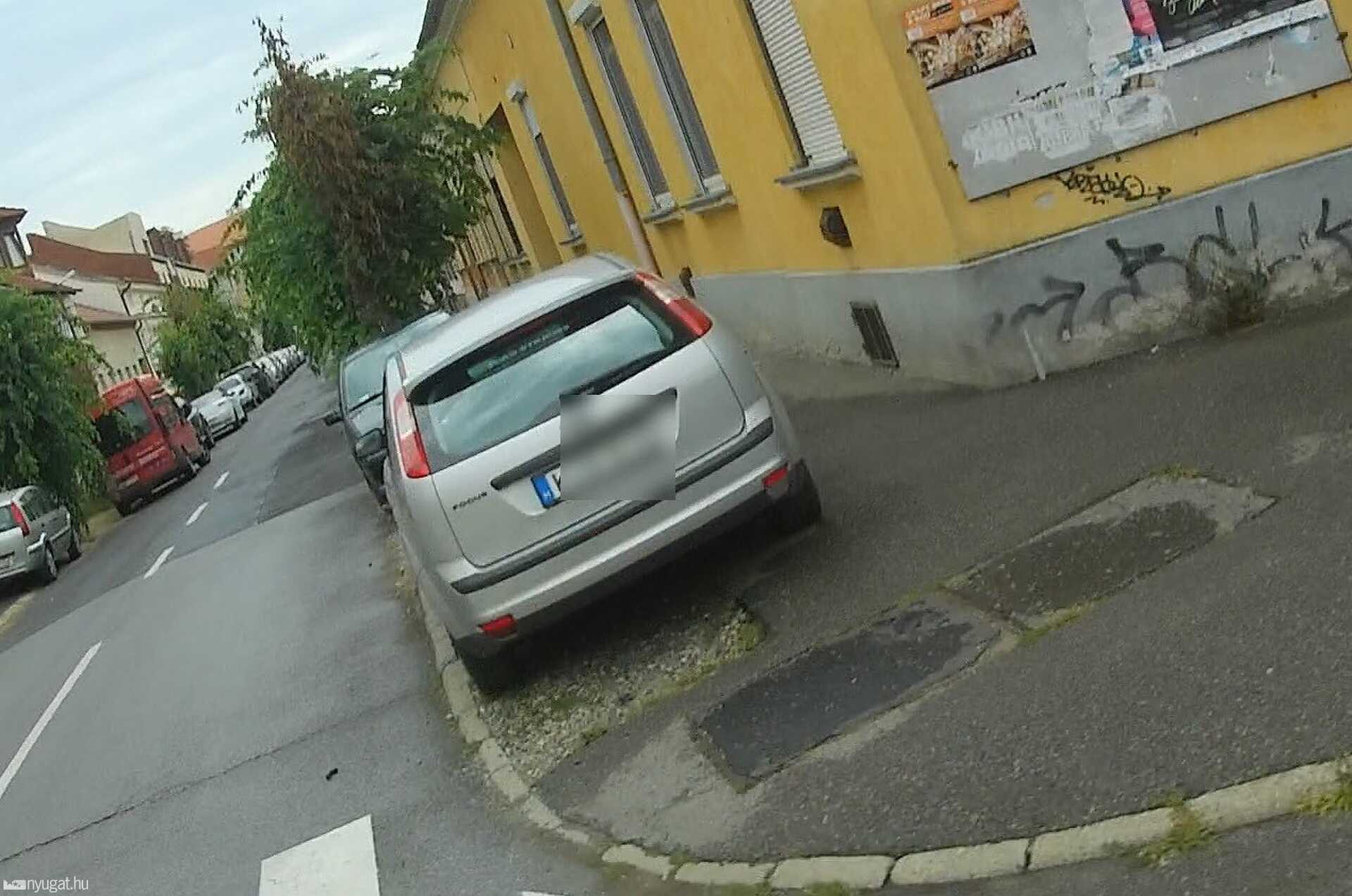 Szabálytalan és kreatív parkolások Szombathelyen: az utánfutós gyalogos és egyéb nyalánkságok