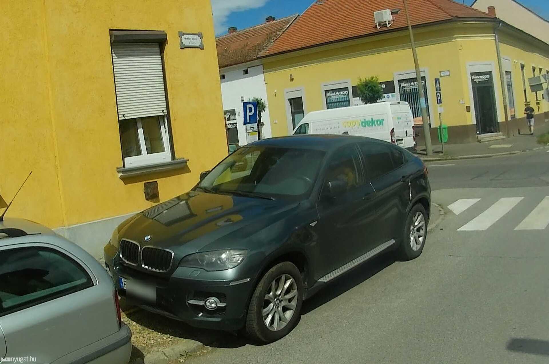 Szabálytalan és kreatív parkolások Szombathelyen: az utánfutós gyalogos és egyéb nyalánkságok