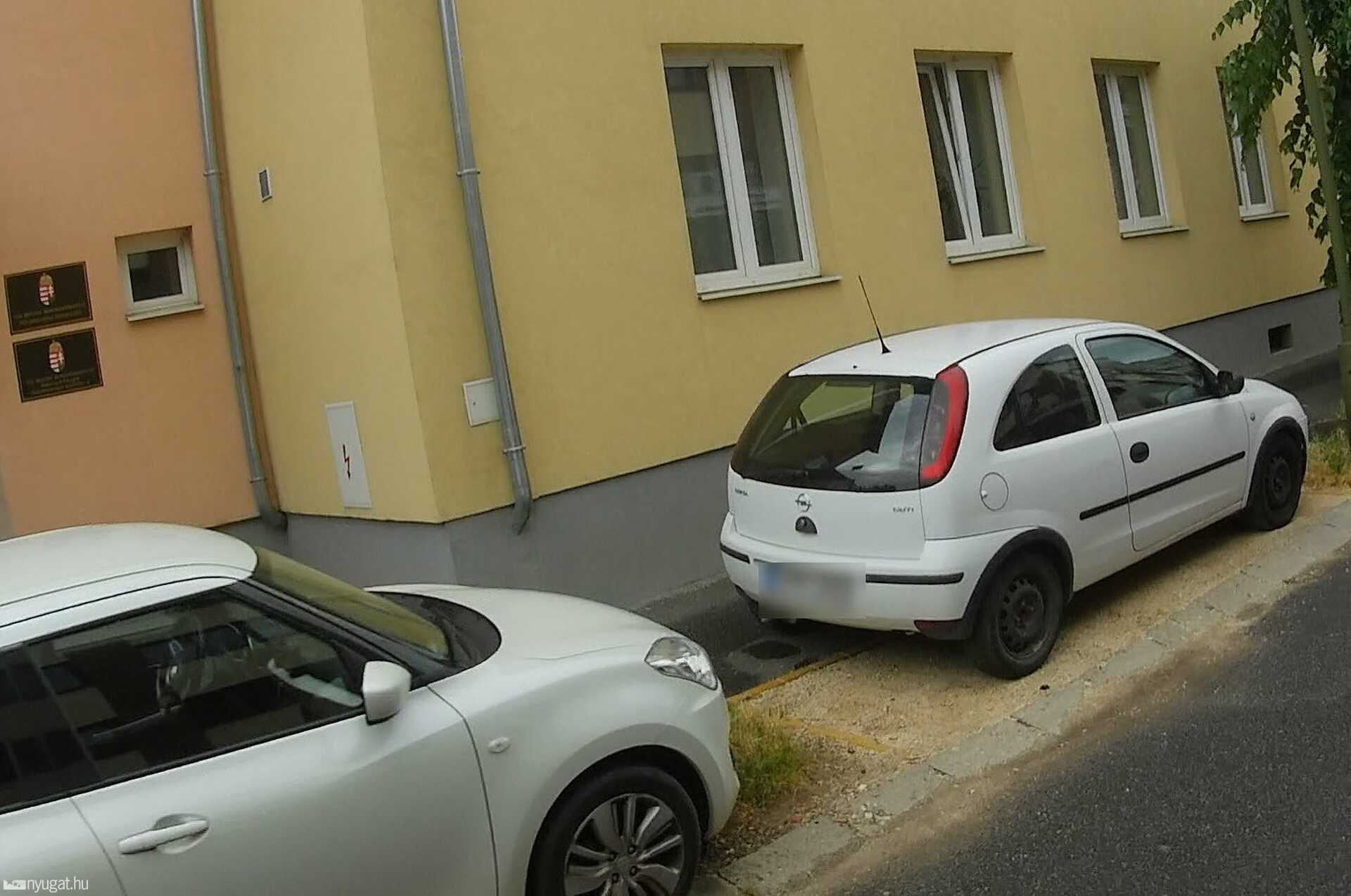 Szabálytalan és kreatív parkolások Szombathelyen: az utánfutós gyalogos és egyéb nyalánkságok