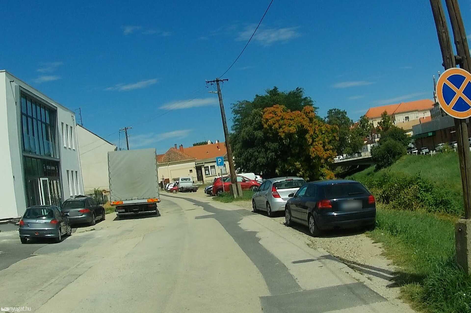 Szabálytalan és kreatív parkolások Szombathelyen: az utánfutós gyalogos és egyéb nyalánkságok