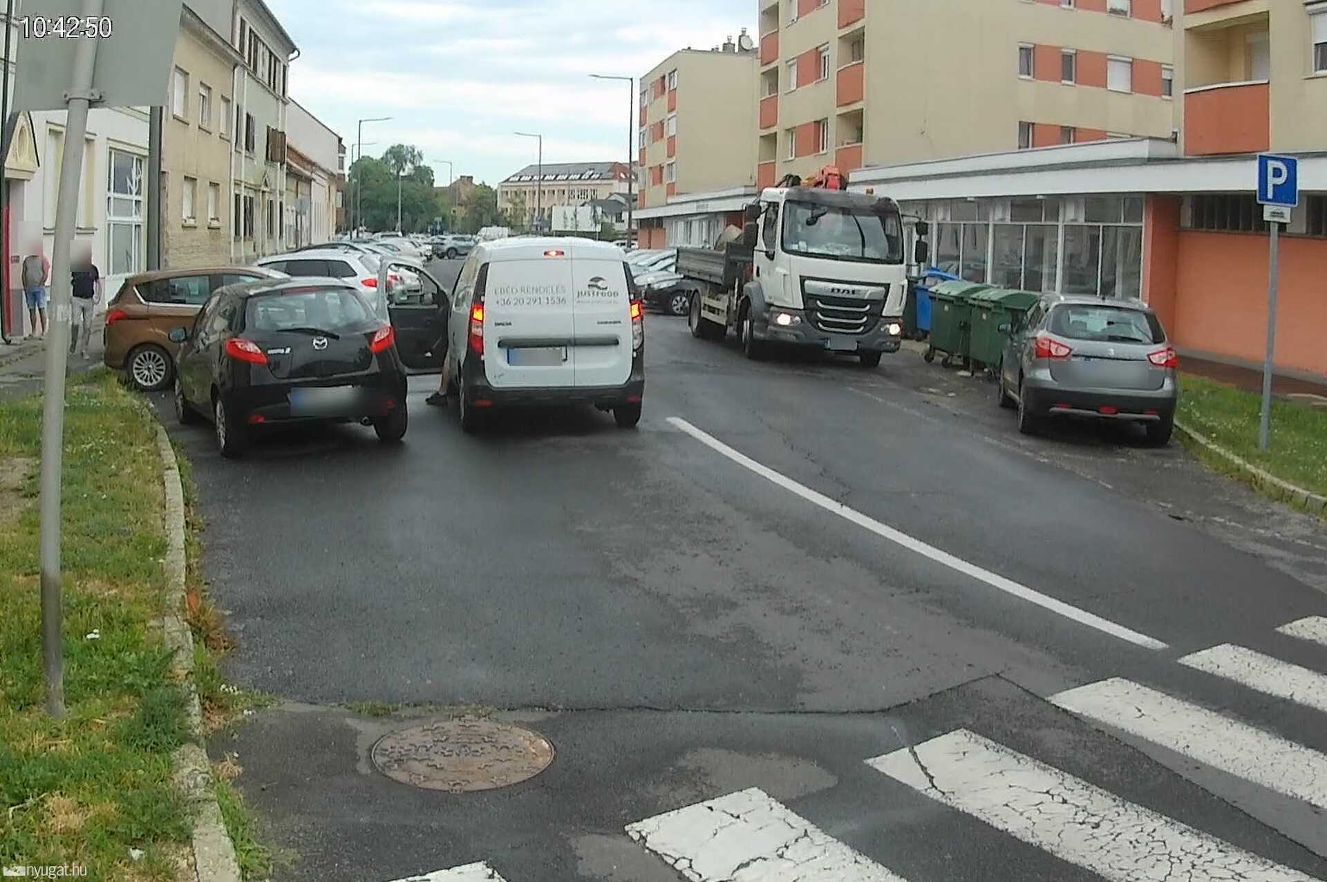 Szabálytalan és kreatív parkolások Szombathelyen: az utánfutós gyalogos és egyéb nyalánkságok