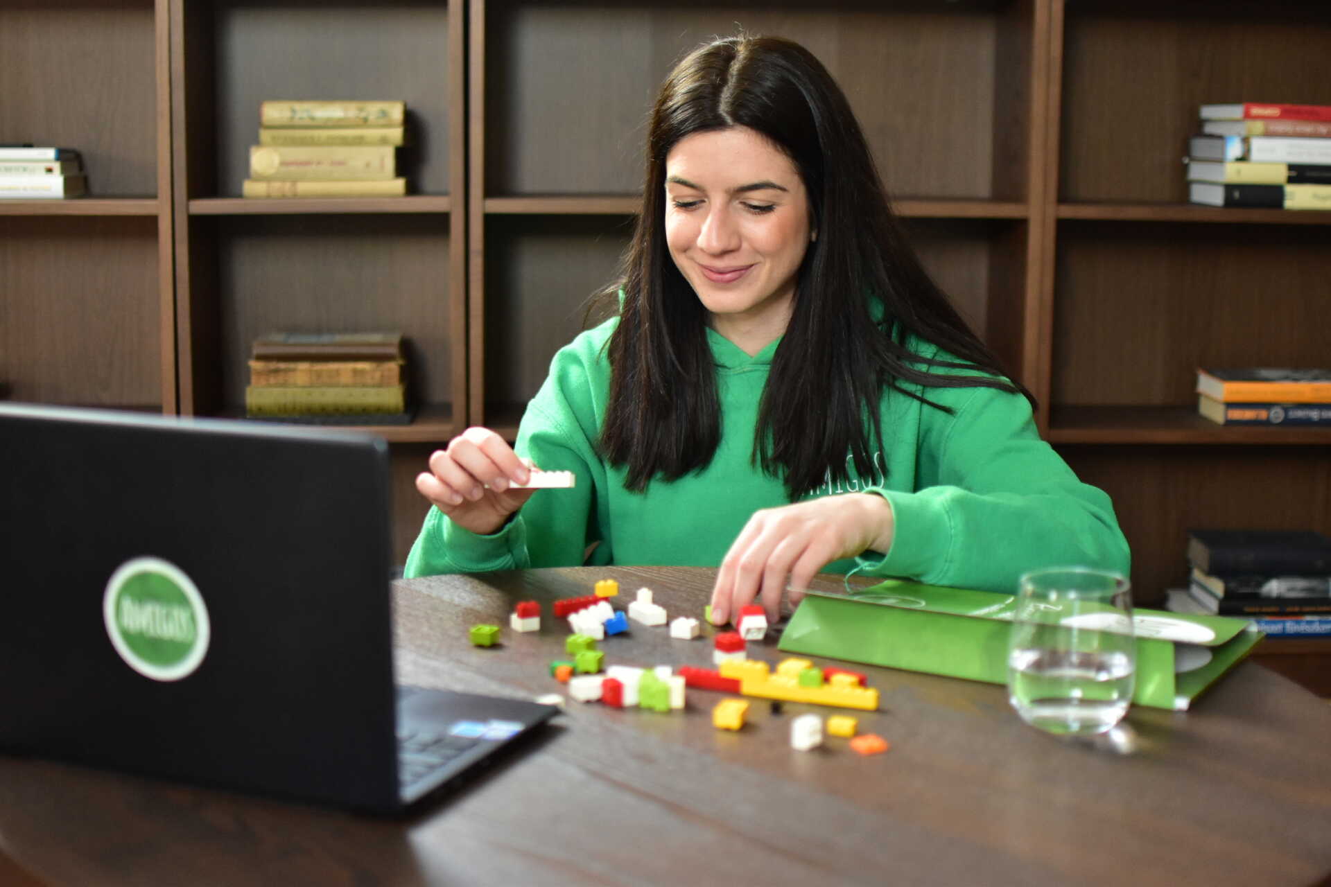 Forgács-Fábián Sára egy online foglalkozáson.