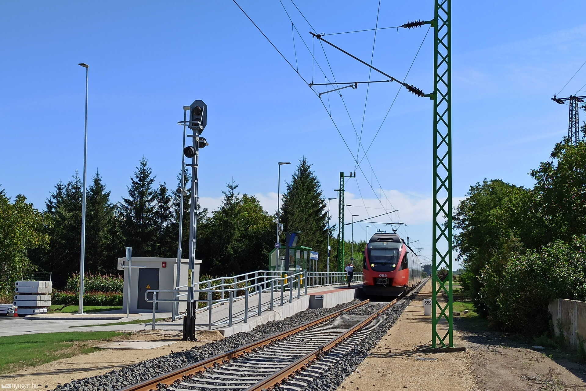 Fertőszéplak-Fertőd vasúti megállóhely felújítás után