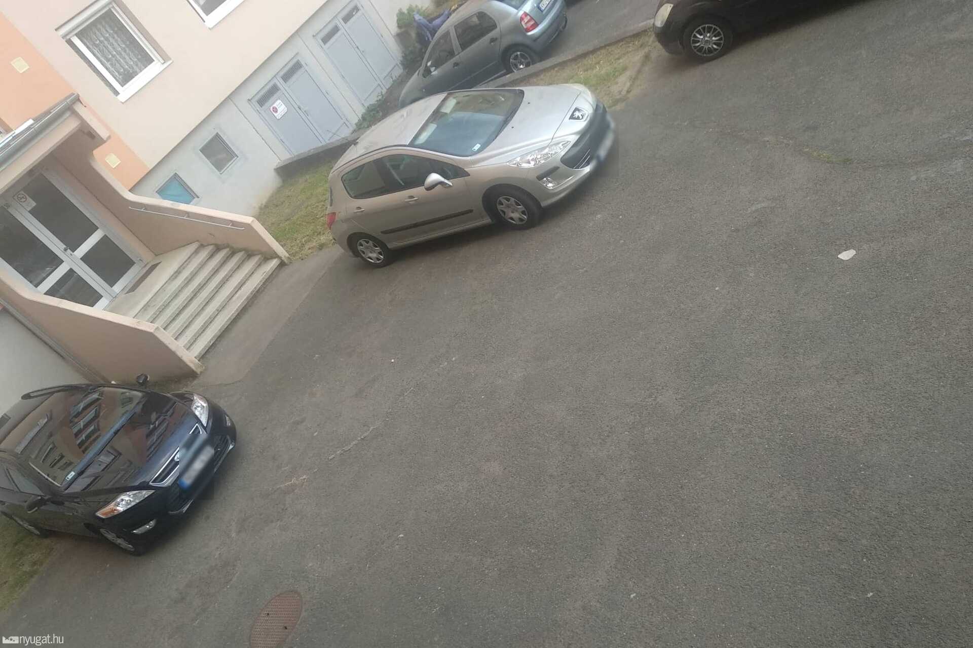 Szabálytalan és kreatív parkolások Szombathelyen: járdatorlaszolók akcióban
