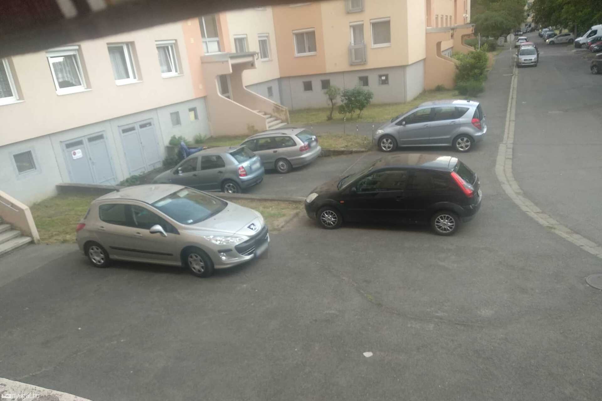 Szabálytalan és kreatív parkolások Szombathelyen: járdatorlaszolók akcióban
