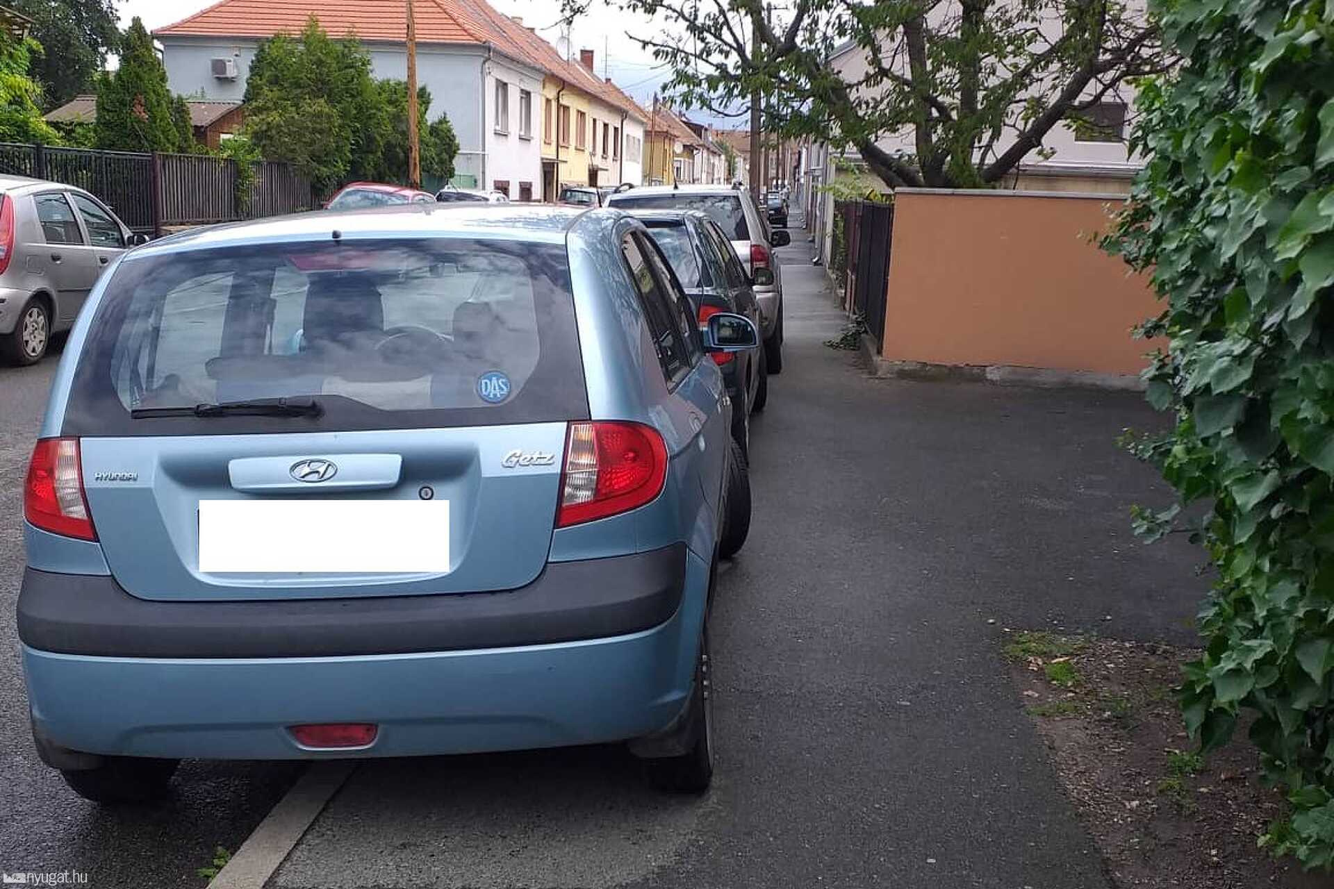 Szabálytalan és kreatív parkolások Szombathelyen: járdatorlaszolók akcióban