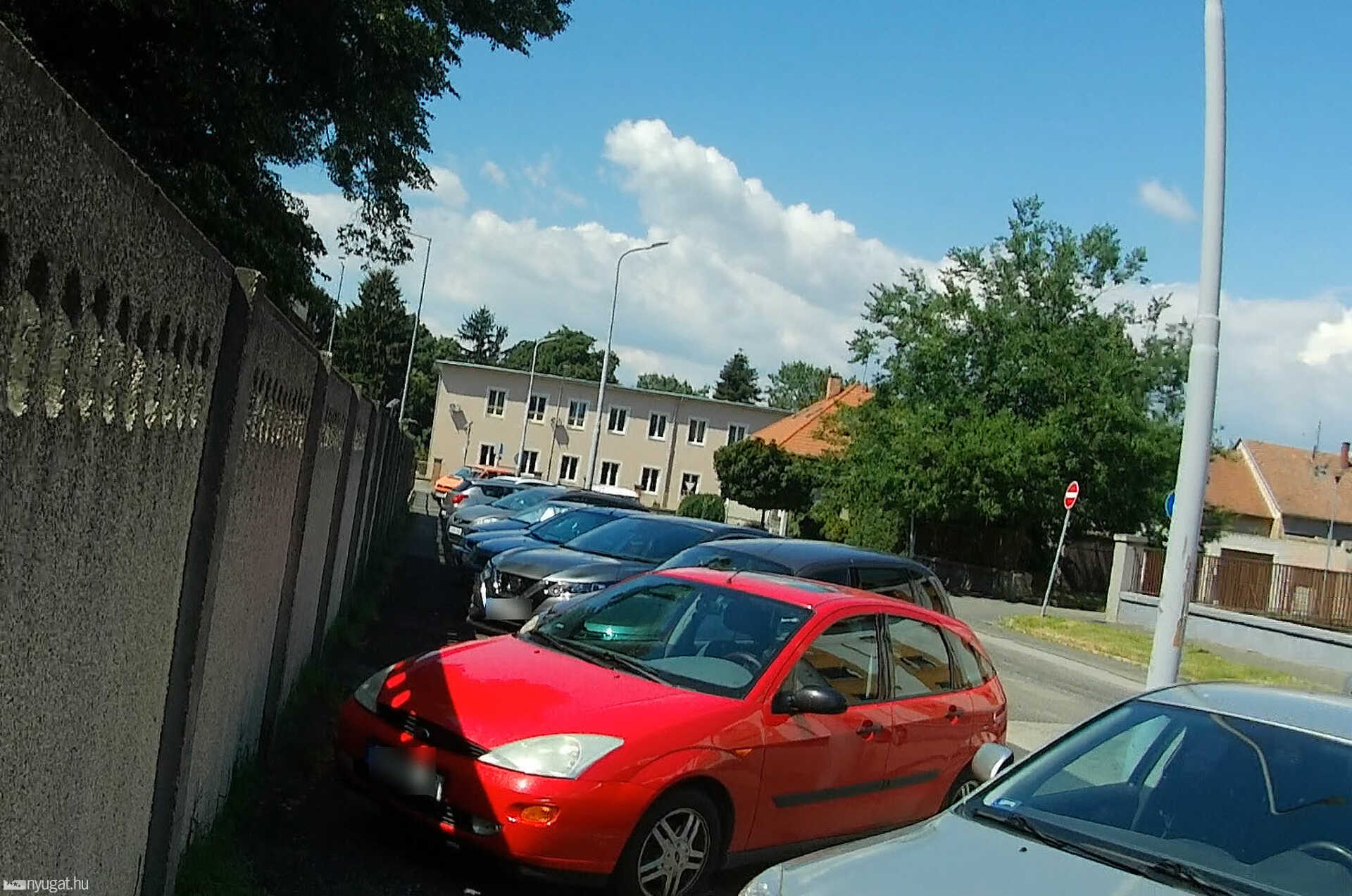 Szabálytalan és kreatív parkolások Szombathelyen: járdatorlaszolók akcióban
