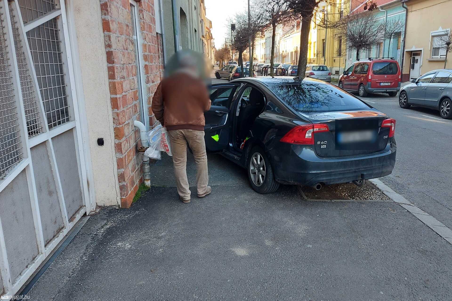 Szabálytalan és kreatív parkolások Szombathelyen: járdatorlaszolók akcióban