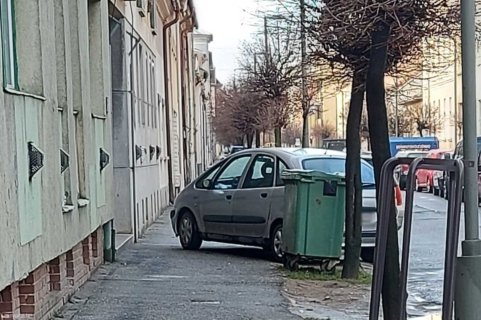 Szabálytalan és kreatív parkolások Szombathelyen: járdatorlaszolók akcióban