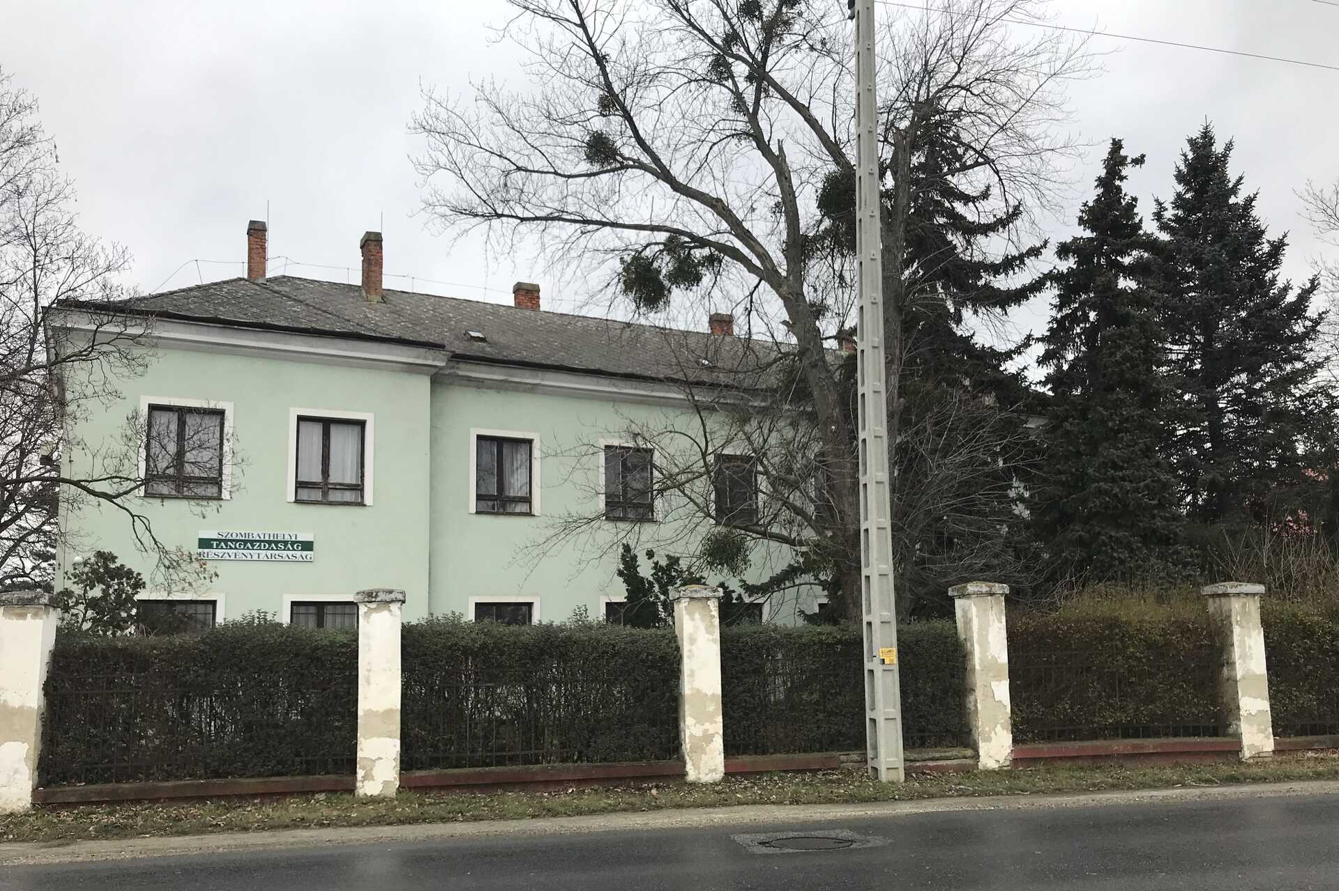 Az egykori főépület.