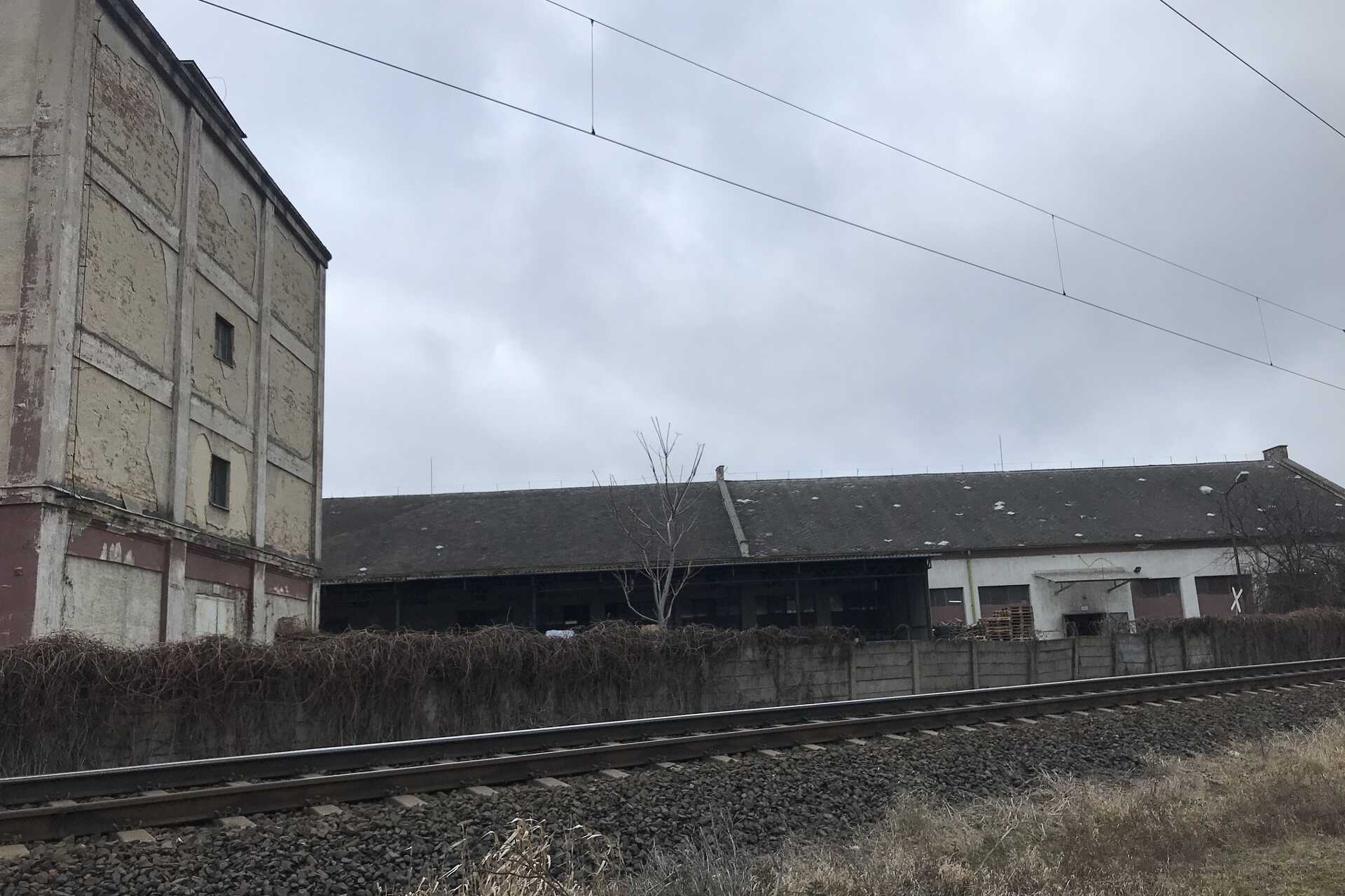 A terményraktár a széna- és szalmaraktárral.