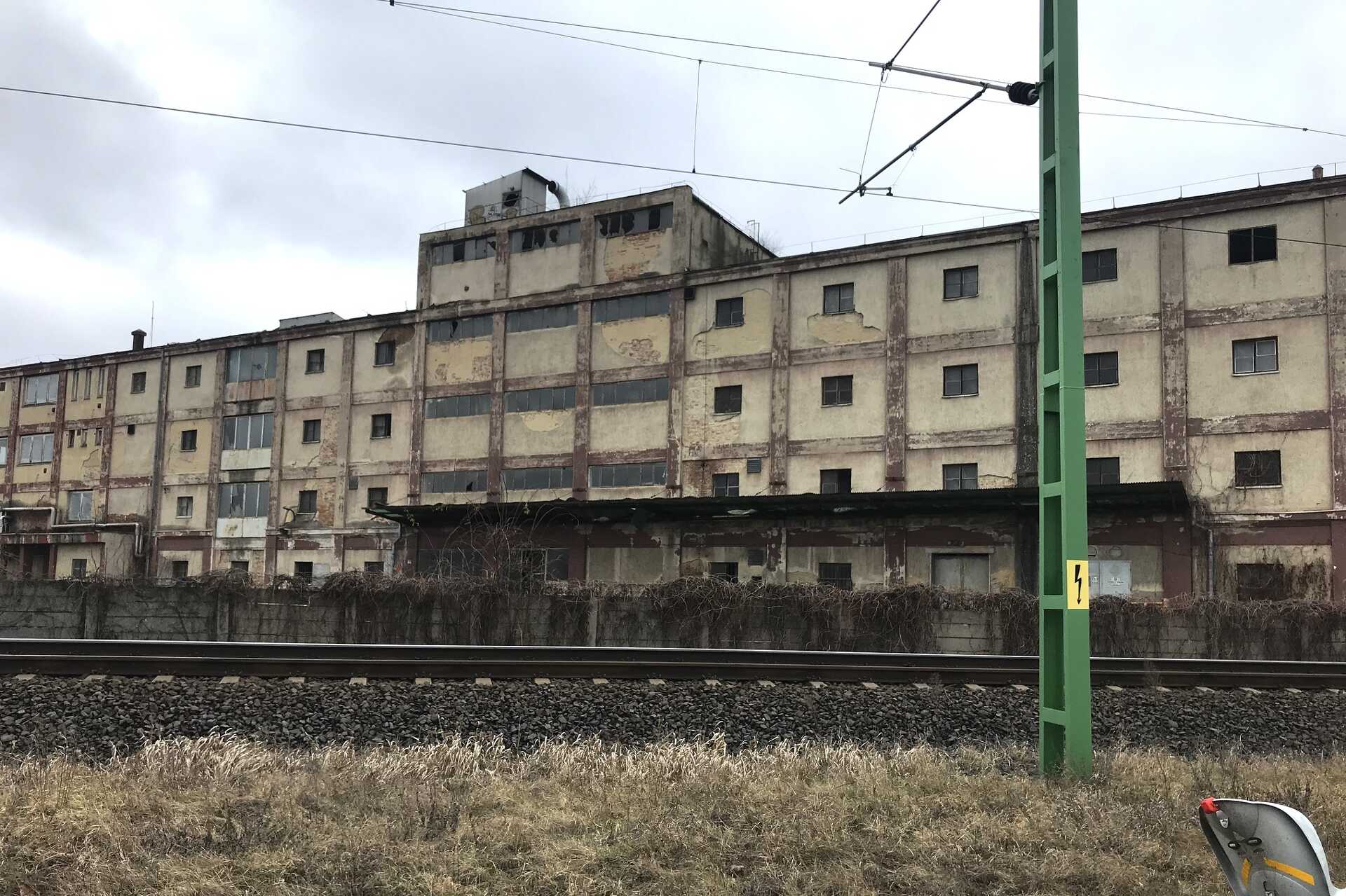 A 3 emeletes liszt-, zab- és rozsraktár.