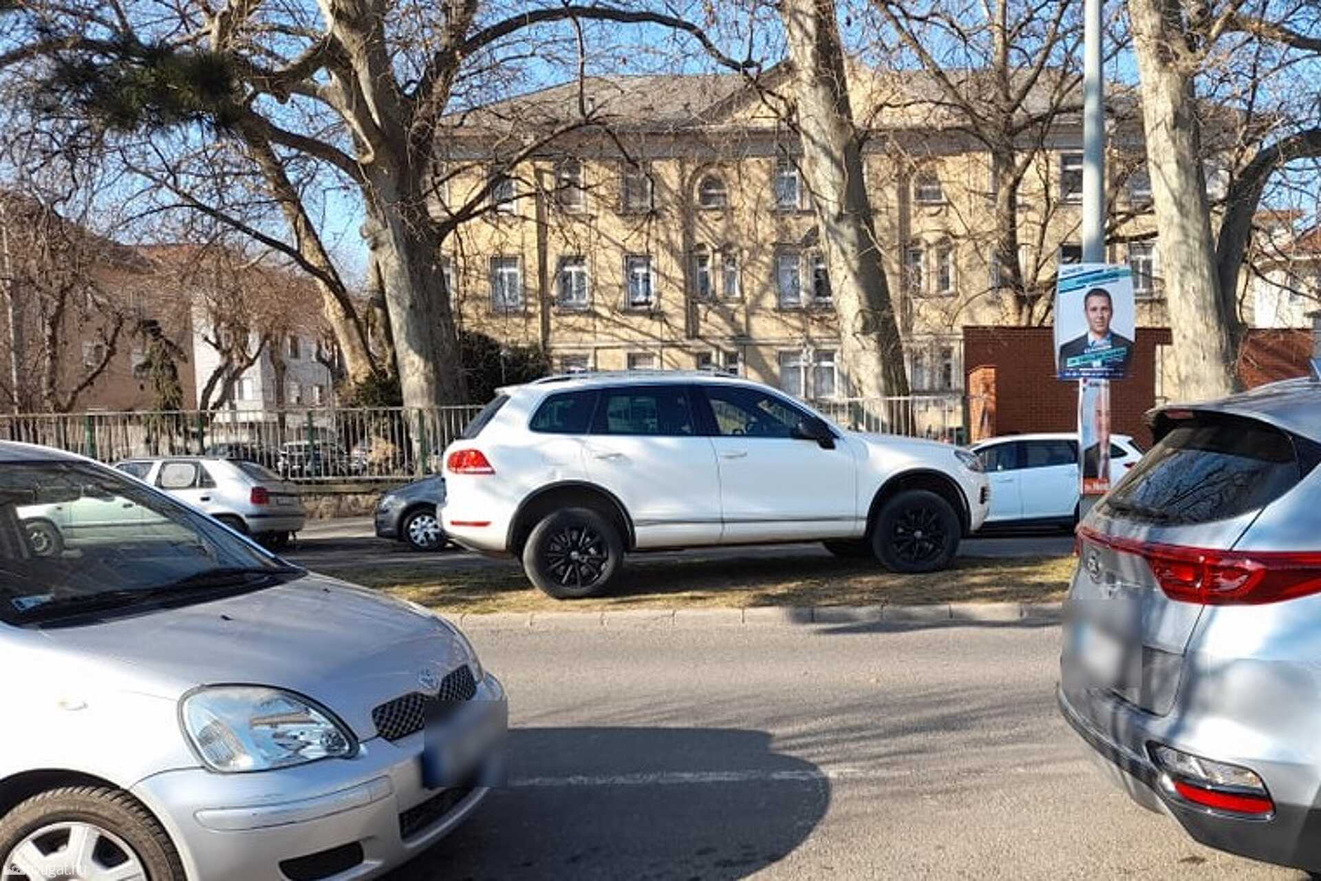 Szabálytalan és kreatív parkolások Szombathelyen: mit nekünk aszály, gyilkoljuk csak a füvet