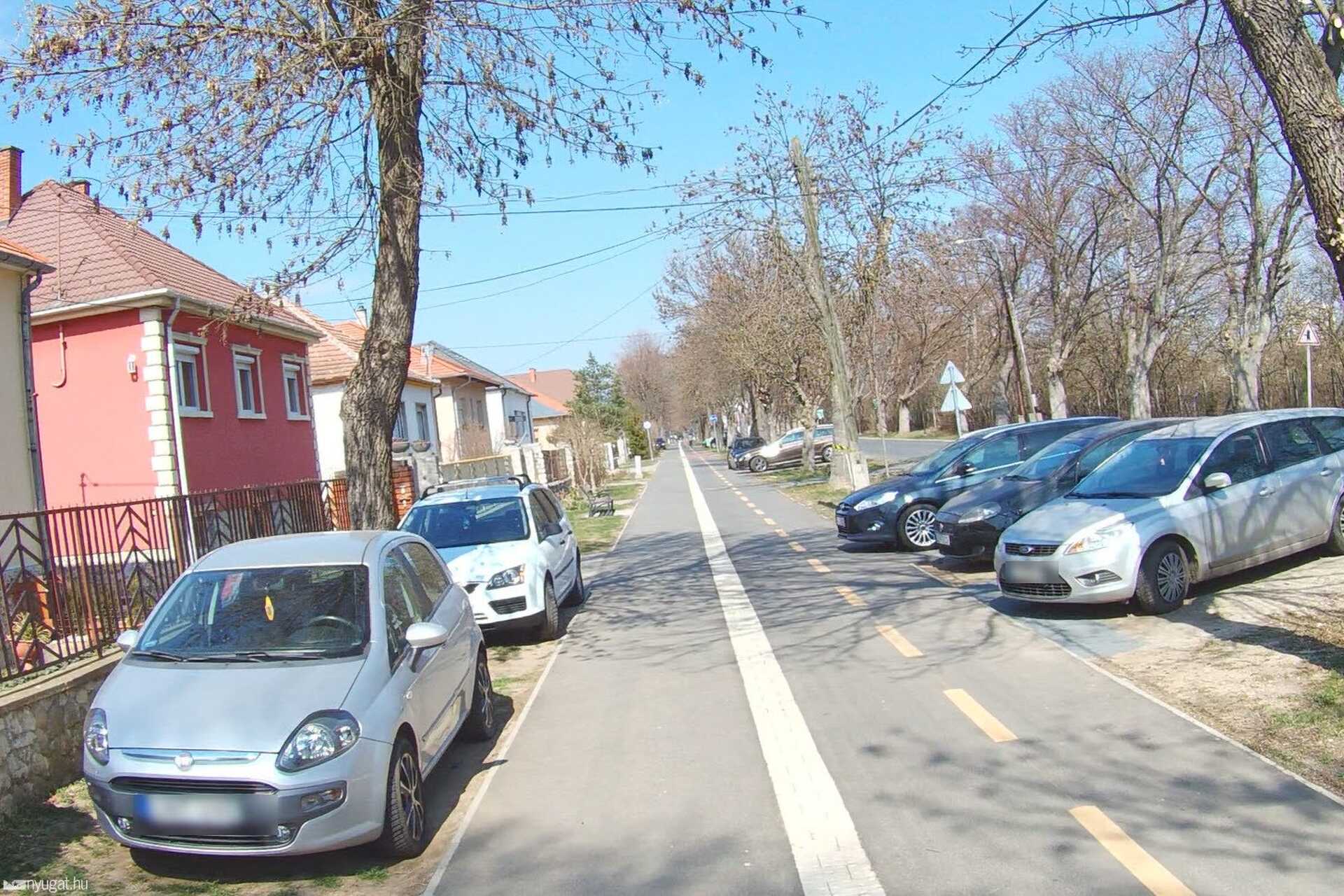 Szabálytalan és kreatív parkolások Szombathelyen: mit nekünk aszály, gyilkoljuk csak a füvet