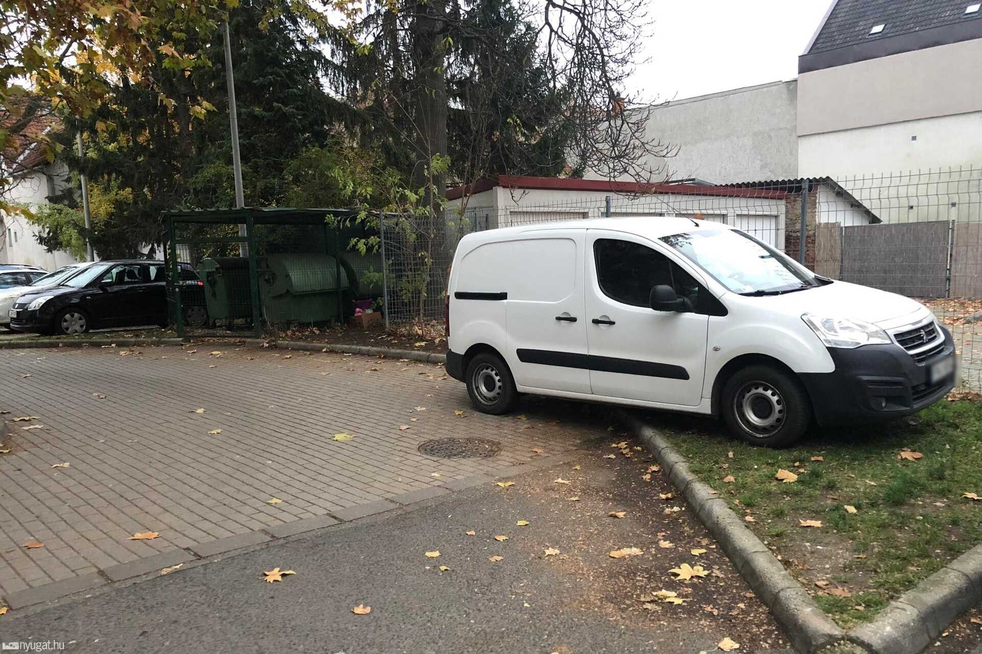 Szabálytalan és kreatív parkolások Szombathelyen: mit nekünk aszály, gyilkoljuk csak a füvet