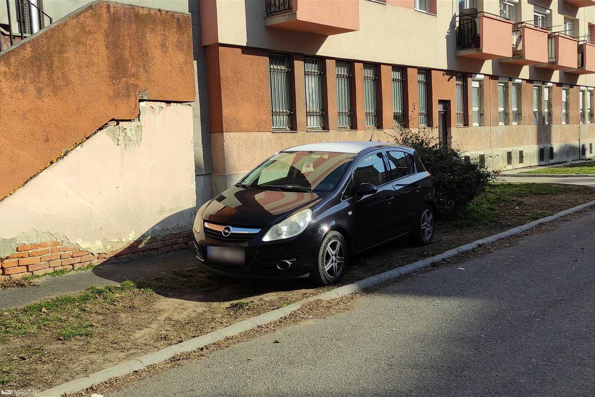 Szabálytalan és kreatív parkolások Szombathelyen: mit nekünk aszály, gyilkoljuk csak a füvet
