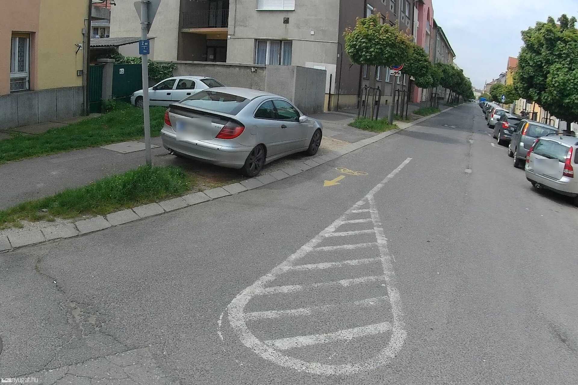 Szabálytalan és kreatív parkolások Szombathelyen: mit nekünk aszály, gyilkoljuk csak a füvet