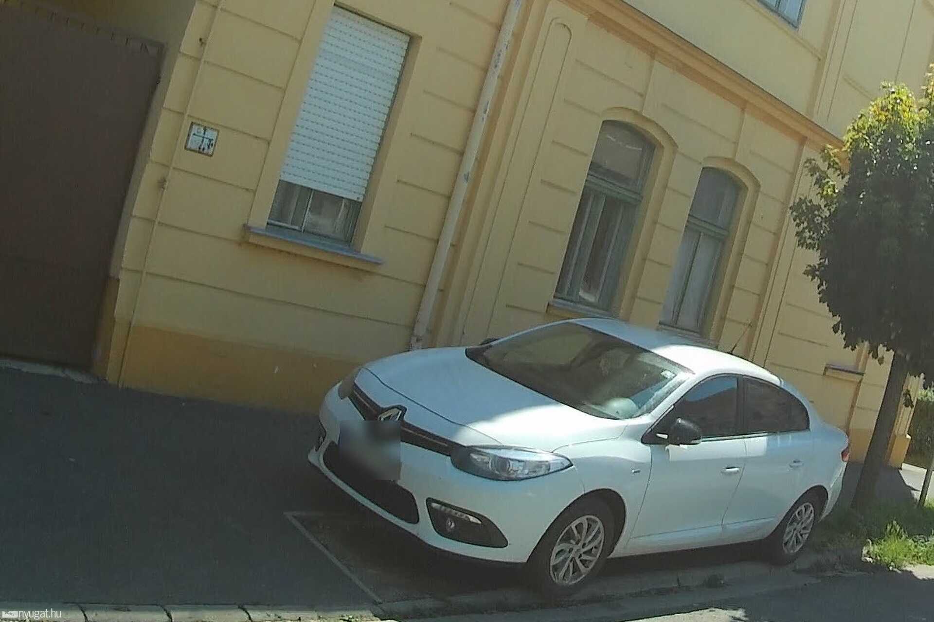 Szabálytalan és kreatív parkolások Szombathelyen: mit nekünk aszály, gyilkoljuk csak a füvet