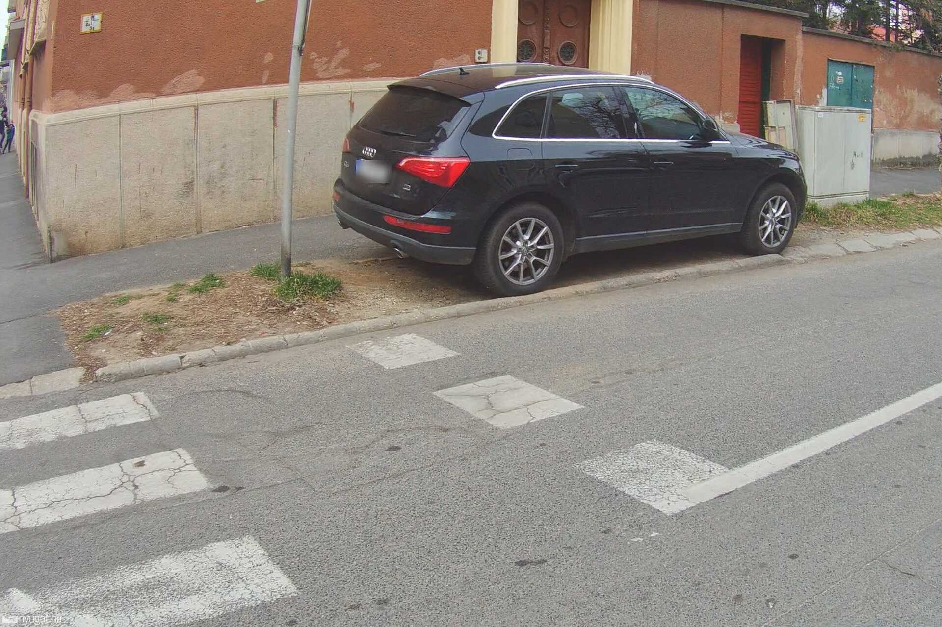 Szabálytalan és kreatív parkolások Szombathelyen: mit nekünk aszály, gyilkoljuk csak a füvet