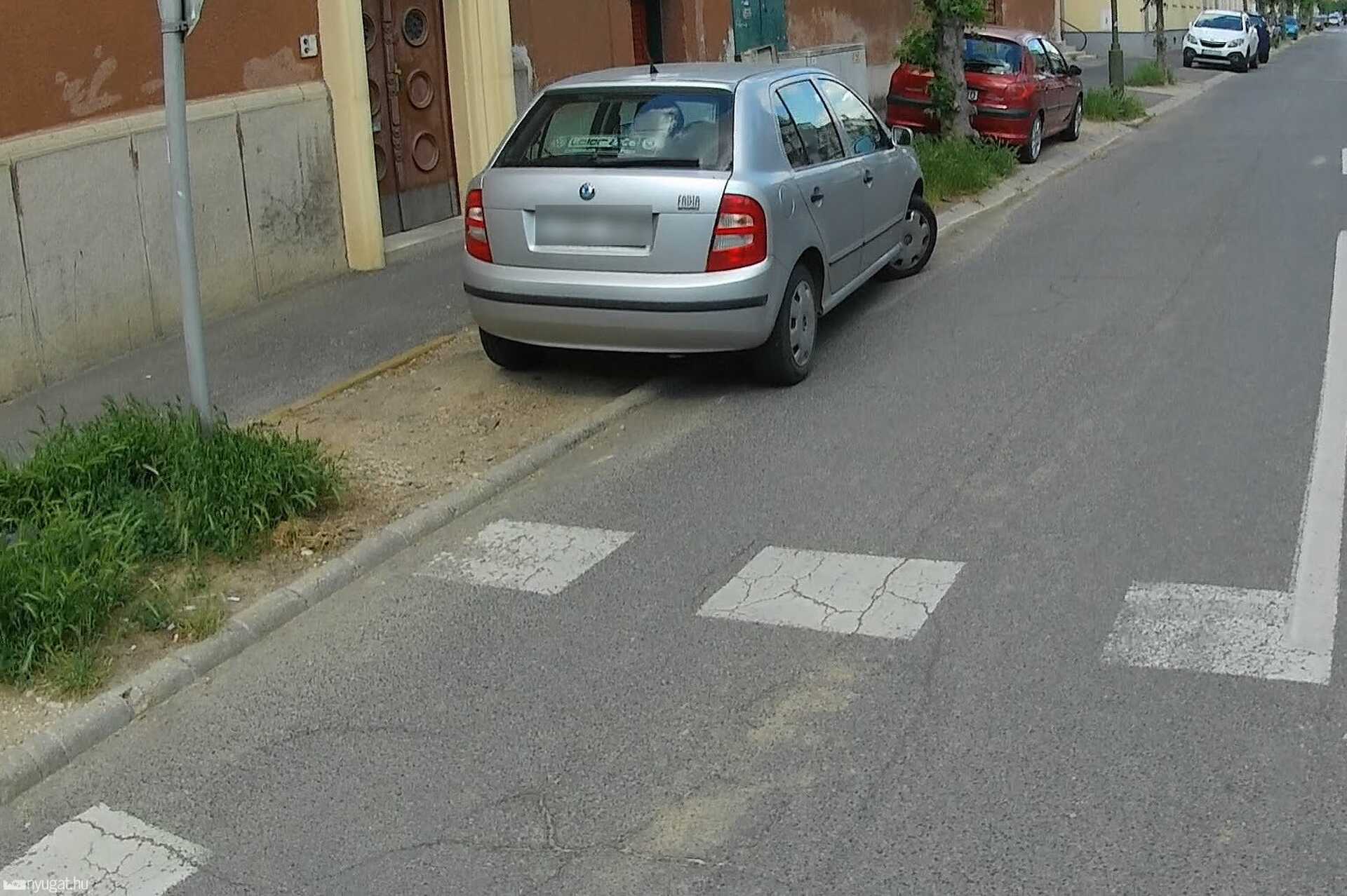 Szabálytalan és kreatív parkolások Szombathelyen: mit nekünk aszály, gyilkoljuk csak a füvet