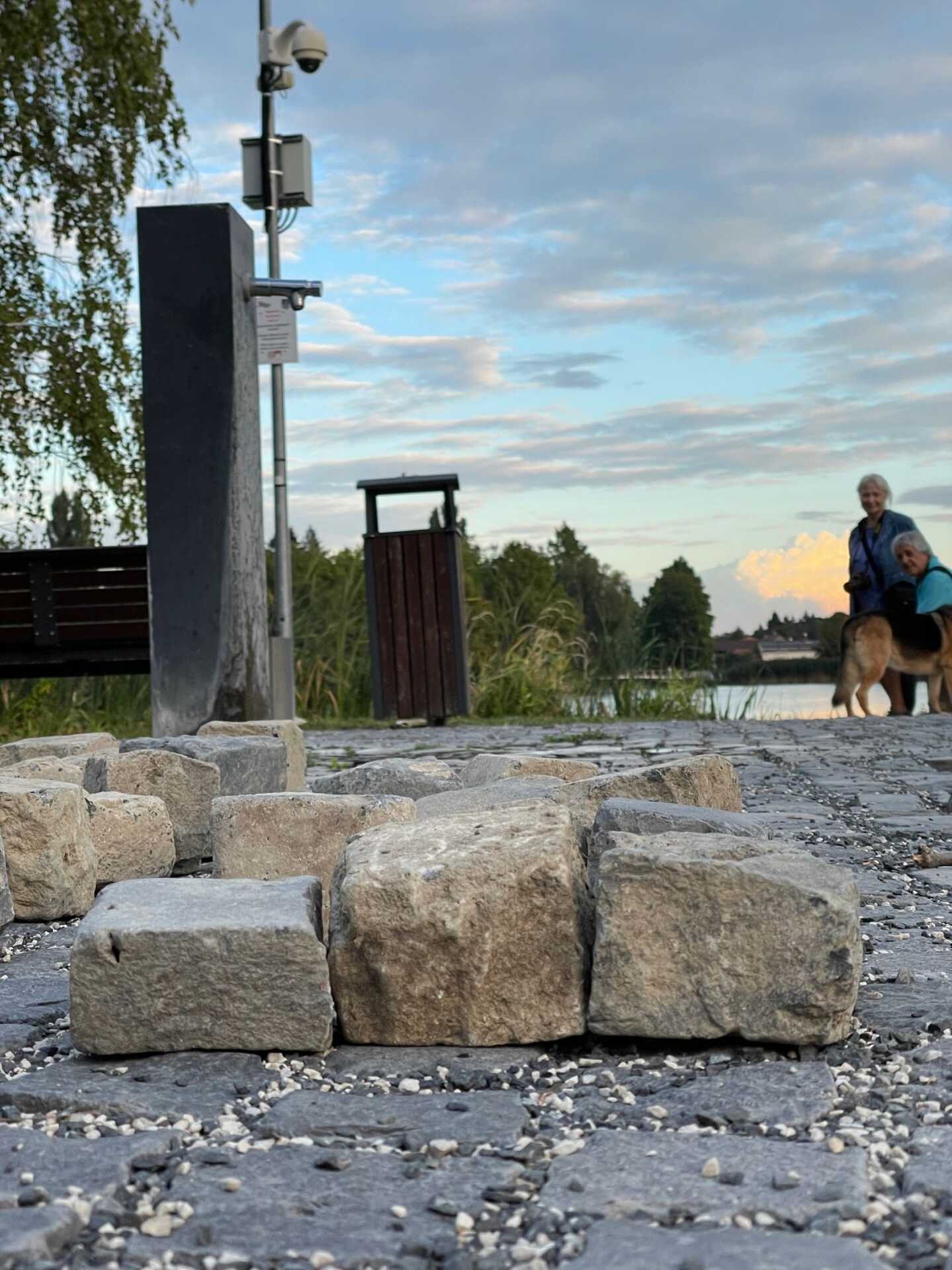 Felszedett macskakövek a Csónakázótónál