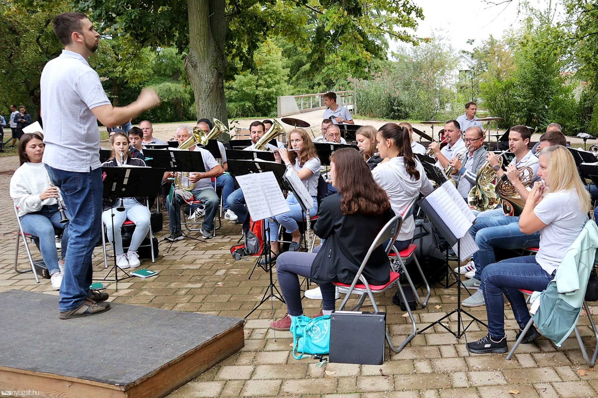 Zenél a Sziget, fúvósok ősz eleji piknik koncertje  