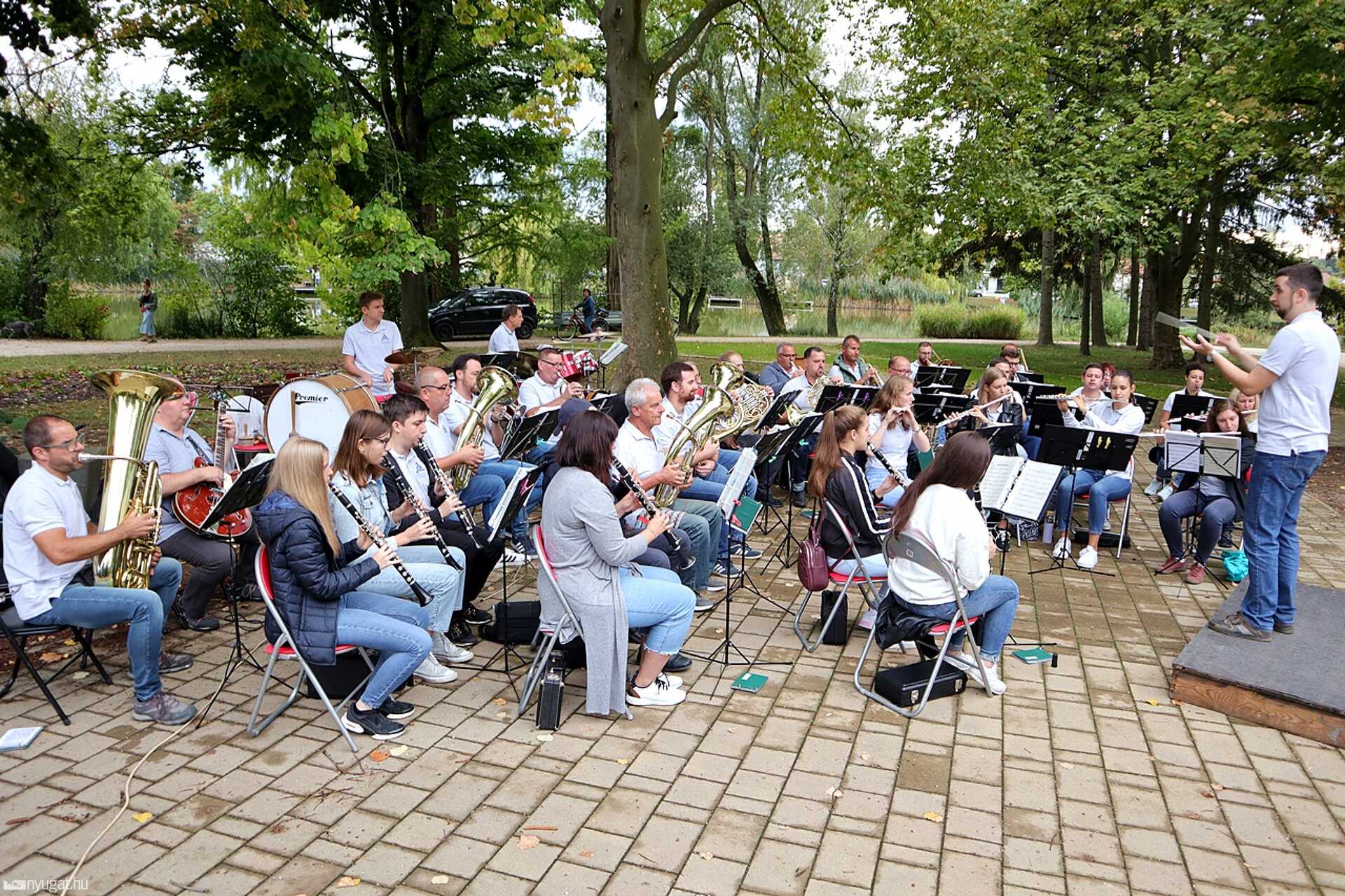 Zenél a Sziget, fúvósok ősz eleji piknik koncertje  