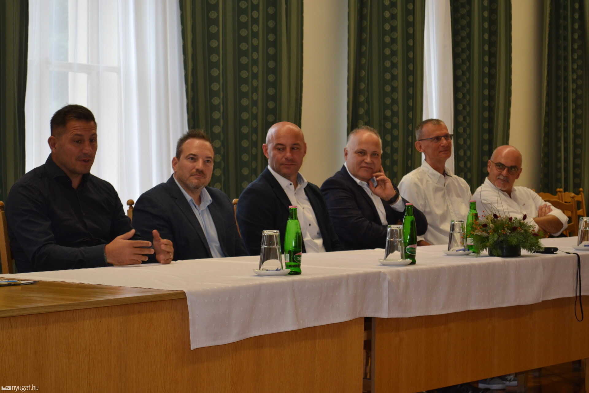 Csiszár Ákos, Horváth József, Csiszár Szabolcs, dr. Fábián Attila, Török Zoltán és dr. Szekeres Csaba a sajtótájékoztatón. 