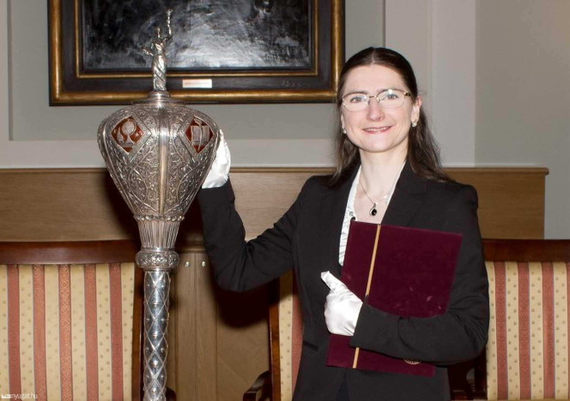 Szolnoki Lénárdné dr. Homor Marietta a doktorrá avatásán. 