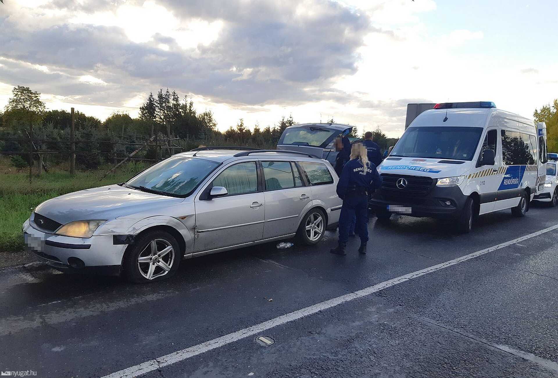 Illegális bevándorlókat szállító autó rendőrautóval ütközött